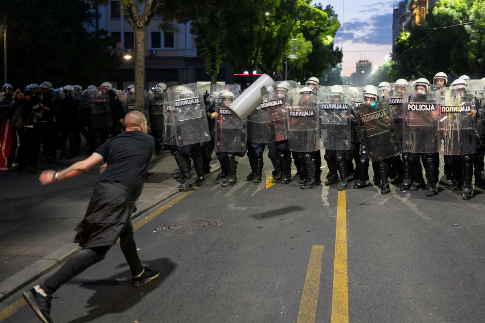 <p>Reporteri N1 primjećuju da nikada nisu vidjeli ovoliko policije na ulicama. Veliki broj inspektora u civilu, koji su bili prisutni, takođe je bio maskiran</p>