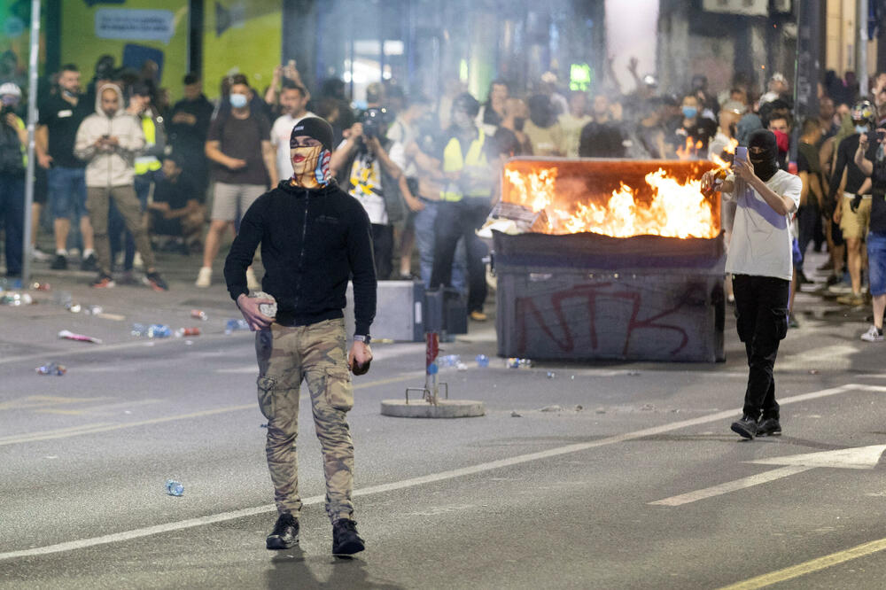 <p>Reporteri N1 primjećuju da nikada nisu vidjeli ovoliko policije na ulicama. Veliki broj inspektora u civilu, koji su bili prisutni, takođe je bio maskiran</p>
