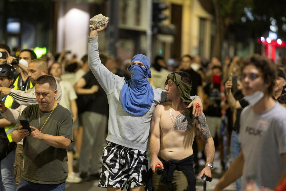 <p>Reporteri N1 primjećuju da nikada nisu vidjeli ovoliko policije na ulicama. Veliki broj inspektora u civilu, koji su bili prisutni, takođe je bio maskiran</p>
