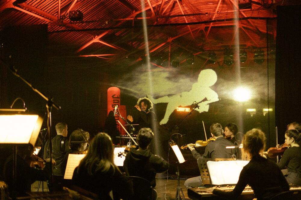 Crnogorski orkestar mladih na jednom od koncerata i Pejović kao dirigent