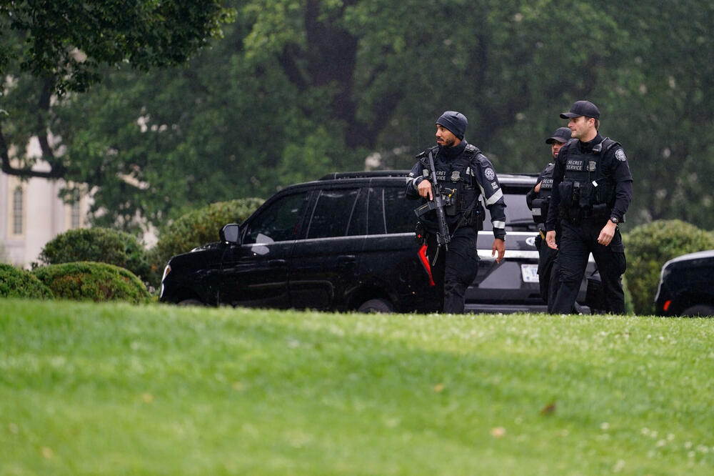 Pripadnici Tajne službe obezbjeđuju Bijelu kuću nakon pucnjave, Foto: REUTERS