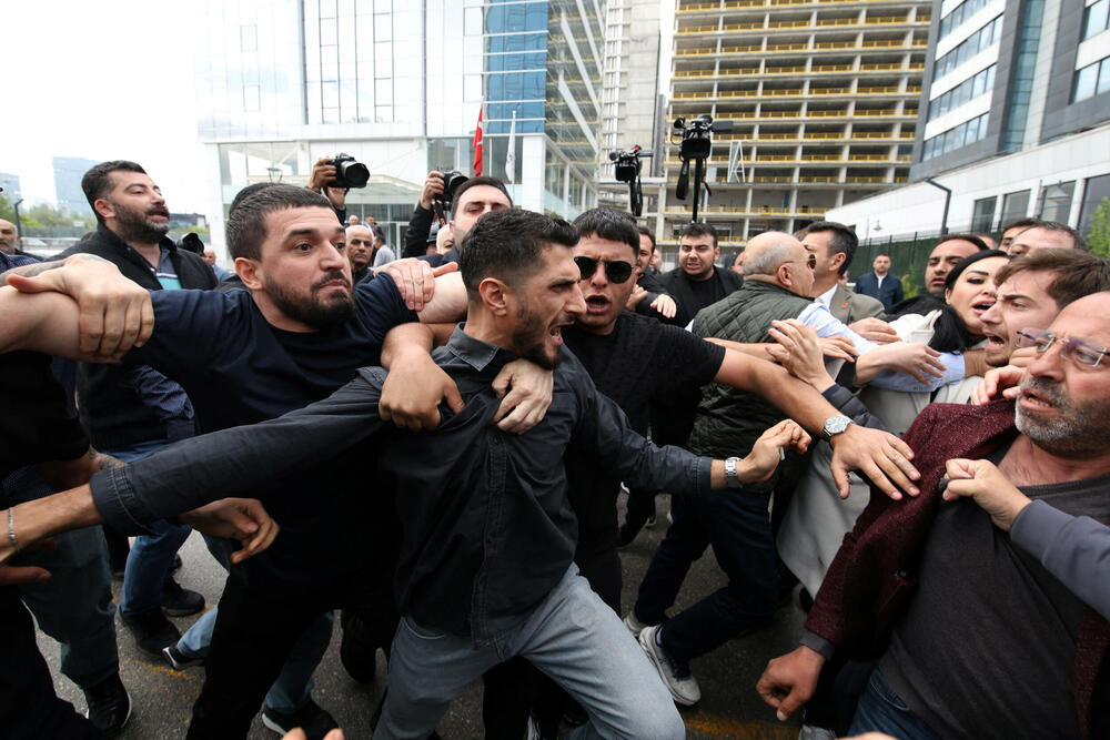 <p>Odmah poslije upada Ozgur Ozel je objavio trominutni video preko društvenih mreža u kome je rekao "Pod napadom smo. Naš zločin? Da učinimo našu stranku strankom broj jedan u Turskoj poslije 47 godina. Naš zločin? Pobjeda nad Strankom Pravde i razvoja", u osvrtu na stranku AKP koju predvodi turski predsjednik Redžep Tajip Erdogan</p>