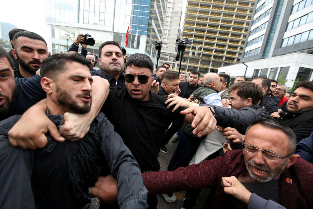 <p>Odmah poslije upada Ozgur Ozel je objavio trominutni video preko društvenih mreža u kome je rekao "Pod napadom smo. Naš zločin? Da učinimo našu stranku strankom broj jedan u Turskoj poslije 47 godina. Naš zločin? Pobjeda nad Strankom Pravde i razvoja", u osvrtu na stranku AKP koju predvodi turski predsjednik Redžep Tajip Erdogan</p>