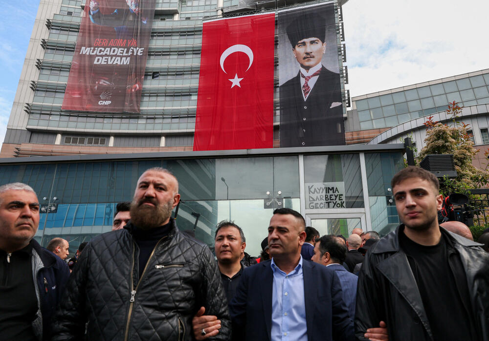 <p>Odmah poslije upada Ozgur Ozel je objavio trominutni video preko društvenih mreža u kome je rekao "Pod napadom smo. Naš zločin? Da učinimo našu stranku strankom broj jedan u Turskoj poslije 47 godina. Naš zločin? Pobjeda nad Strankom Pravde i razvoja", u osvrtu na stranku AKP koju predvodi turski predsjednik Redžep Tajip Erdogan</p>