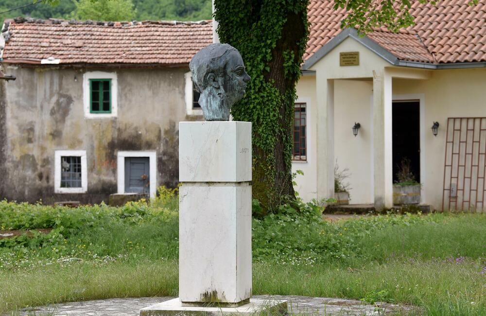 Spomenik Petru Lubardi u Ljubotinju