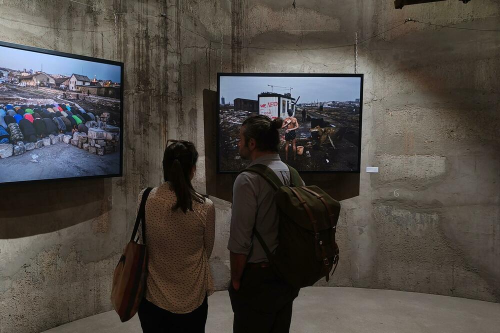 Na izložbi, koju su organizovali EU i Međunarodna organizacija za migracije, prikazane su i fotografije života u barakama 2017. godine u Beogradu, Foto: Žarka Radoja/BBC