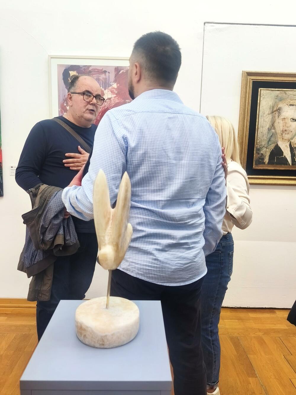 <p>Treće izdanje Ljetnjeg likovnog salona ULUCG predstavlja 45 djela crnogorskih savremenih autora, od kojih svaki ponaosob nosi svoju snagu i upečatljivost, da bi svi tako zajedno formirali svojevrstan kolaž koji, između ostalog, odgovara na temu selektorke Kristine Senić</p>