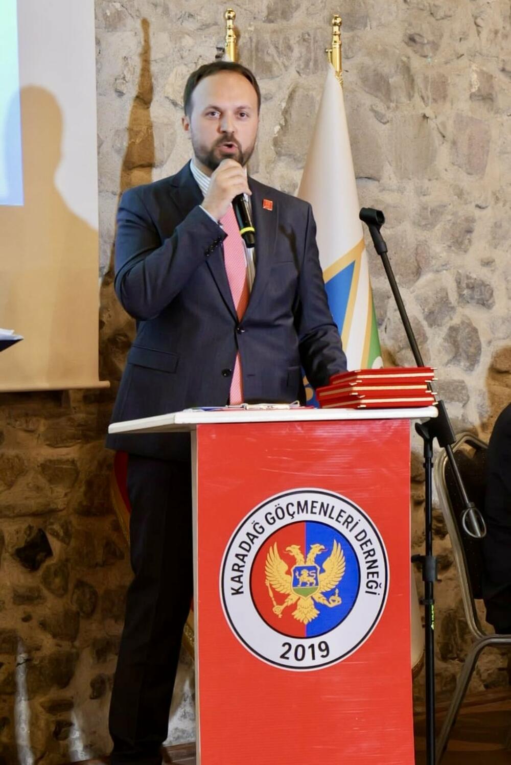 <p>"Crna Gora i Turska intenzivno sarađuju u mnogim oblastima, obje zemlje su članice NATO saveza. Crna Gora ima još jedan važan cilj - a to je da do 2028. godine postane i prva naredna članica Evrospke unije", kazao je predsjednik Bošnjačkog demokratskog pokreta (BDP) na skupu u Izmiru koji je organizovan povodom 20 godina od obnove nezavisnosti Crne Gore</p>