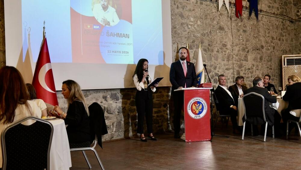 <p>"Crna Gora i Turska intenzivno sarađuju u mnogim oblastima, obje zemlje su članice NATO saveza. Crna Gora ima još jedan važan cilj - a to je da do 2028. godine postane i prva naredna članica Evrospke unije", kazao je predsjednik Bošnjačkog demokratskog pokreta (BDP) na skupu u Izmiru koji je organizovan povodom 20 godina od obnove nezavisnosti Crne Gore</p>