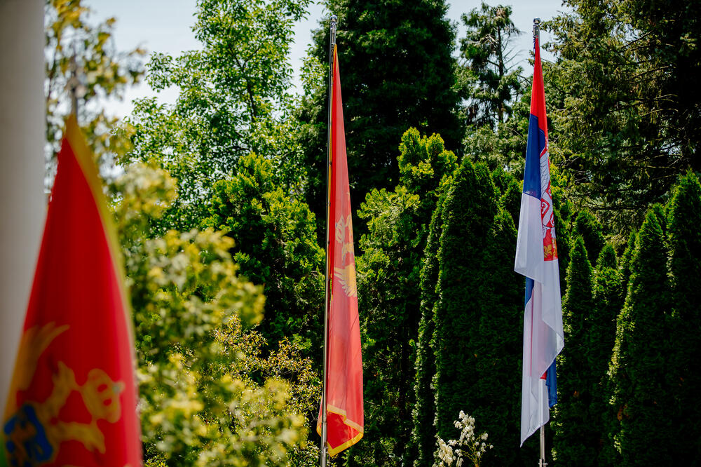 Šta pokazuje stvarnost, a šta računica 20 godine kasnije: zastave Crne Gore i Srbij, Foto: Vlada Crne Gore
