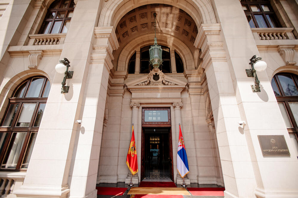 Crna Gora bolje stoji politički i međunarodno u odnosu na susjednu zemlju: zastave Crne Gore i Srbije (ilustracija)