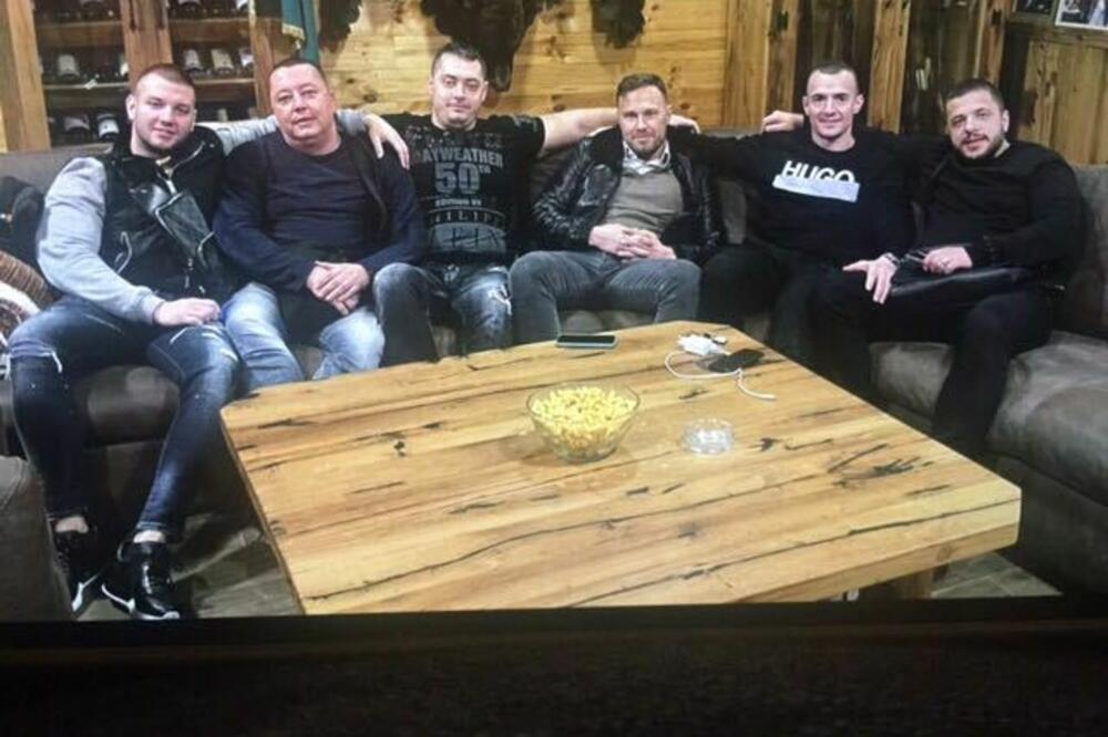 Zvicer sa pripadnicima svog klana u restoranu na Grahovu, Foto: Skaj/Vijesti