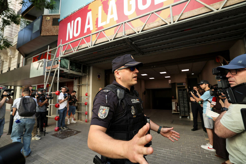 Policija ispred sjedišta Socijalističke partije u Madridu, Foto: REUTERS