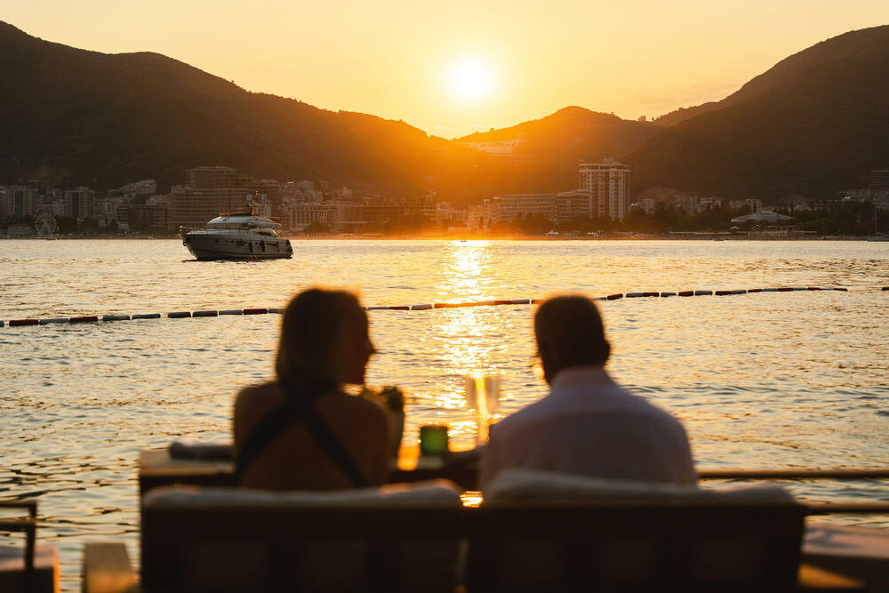 <p><strong>Budva, Crna Gora </strong>&ndash; Laguna Beach Club & Restaurant ovog ljeta otvara novo poglavlje svoje priče na Dukley rivijeri. Od <strong>1. juna</strong>, u saradnji sa renomiranim beach club konceptom <strong>BCH:CLB iz Dubaija</strong>, Laguna donosi novu energiju i nešto drugačiji pogled na život uz more, spajajući mediteransku lakoću sa modernom međunarodnom energijom plažnih klubova.</p>