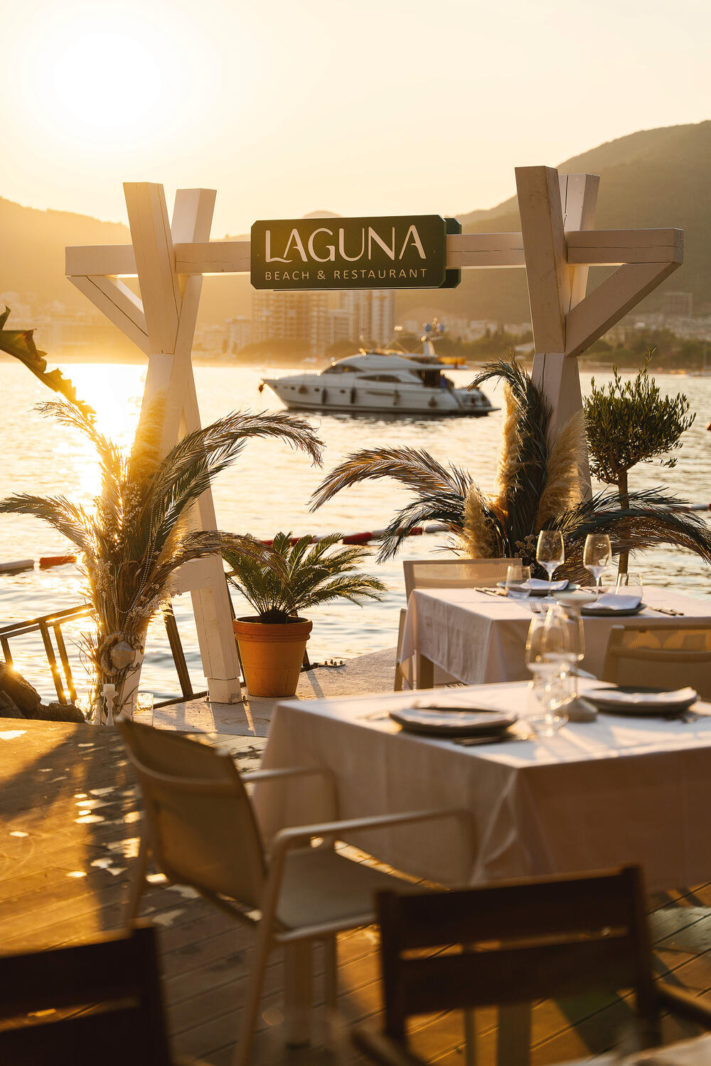 <p><strong>Budva, Crna Gora </strong>&ndash; Laguna Beach Club & Restaurant ovog ljeta otvara novo poglavlje svoje priče na Dukley rivijeri. Od <strong>1. juna</strong>, u saradnji sa renomiranim beach club konceptom <strong>BCH:CLB iz Dubaija</strong>, Laguna donosi novu energiju i nešto drugačiji pogled na život uz more, spajajući mediteransku lakoću sa modernom međunarodnom energijom plažnih klubova.</p>