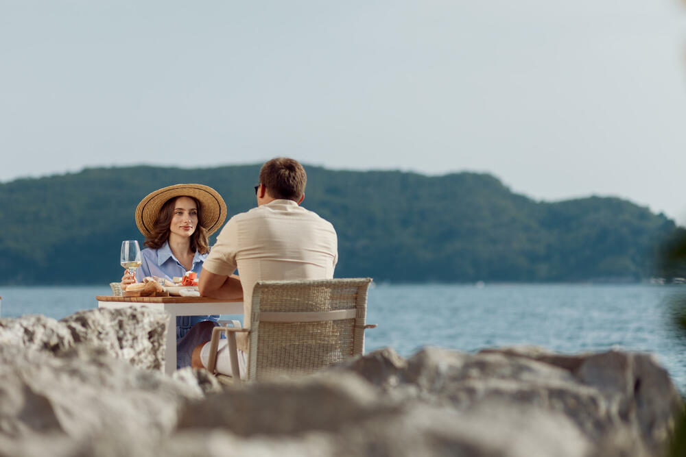 <p><strong>Budva, Crna Gora </strong>&ndash; Laguna Beach Club & Restaurant ovog ljeta otvara novo poglavlje svoje priče na Dukley rivijeri. Od <strong>1. juna</strong>, u saradnji sa renomiranim beach club konceptom <strong>BCH:CLB iz Dubaija</strong>, Laguna donosi novu energiju i nešto drugačiji pogled na život uz more, spajajući mediteransku lakoću sa modernom međunarodnom energijom plažnih klubova.</p>