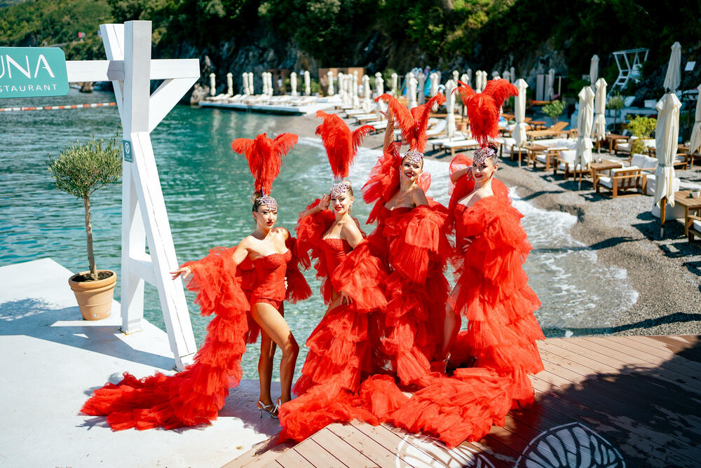 <p><strong>Budva, Crna Gora </strong>&ndash; Laguna Beach Club & Restaurant ovog ljeta otvara novo poglavlje svoje priče na Dukley rivijeri. Od <strong>1. juna</strong>, u saradnji sa renomiranim beach club konceptom <strong>BCH:CLB iz Dubaija</strong>, Laguna donosi novu energiju i nešto drugačiji pogled na život uz more, spajajući mediteransku lakoću sa modernom međunarodnom energijom plažnih klubova.</p>