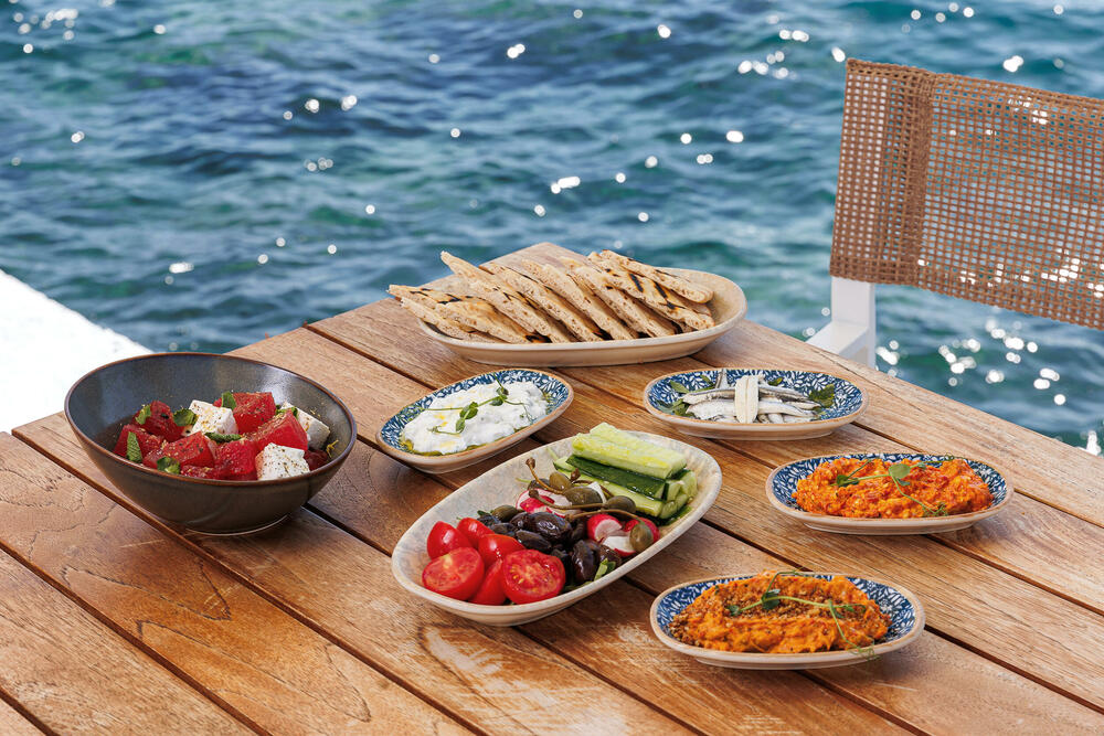 <p><strong>Budva, Crna Gora </strong>&ndash; Laguna Beach Club & Restaurant ovog ljeta otvara novo poglavlje svoje priče na Dukley rivijeri. Od <strong>1. juna</strong>, u saradnji sa renomiranim beach club konceptom <strong>BCH:CLB iz Dubaija</strong>, Laguna donosi novu energiju i nešto drugačiji pogled na život uz more, spajajući mediteransku lakoću sa modernom međunarodnom energijom plažnih klubova.</p>