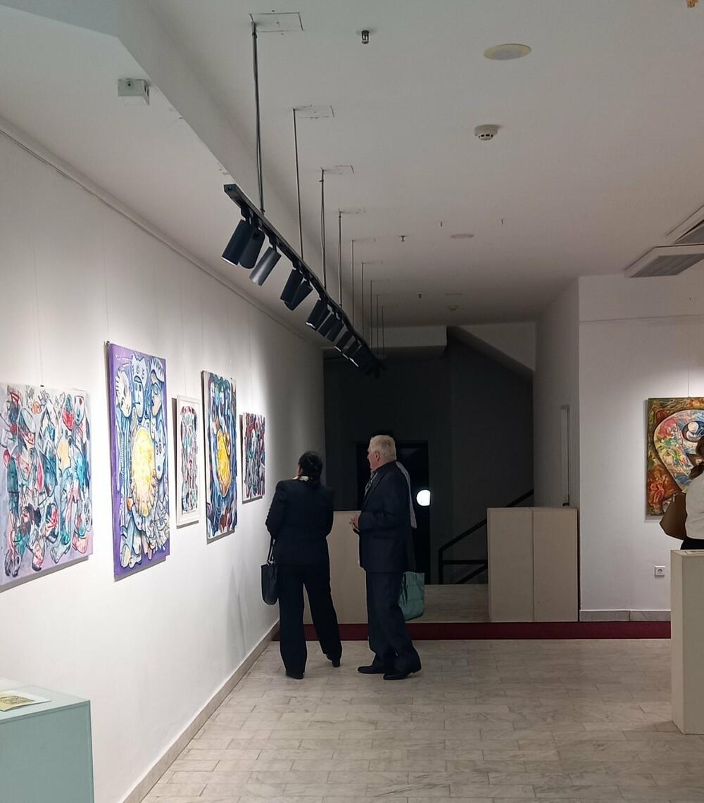 <p>Slikar Mile Albijanić na samostalnoj izložbi u Centru za kulturu Mojkovac prikazuje obogaćen ciklus slika &ldquo;Gravitacije budućnosti&rdquo; govoreći o robotizaciji čovjeka</p>