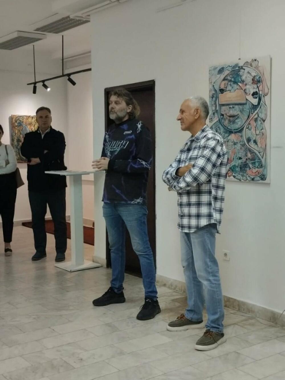 <p>Slikar Mile Albijanić na samostalnoj izložbi u Centru za kulturu Mojkovac prikazuje obogaćen ciklus slika &ldquo;Gravitacije budućnosti&rdquo; govoreći o robotizaciji čovjeka</p>