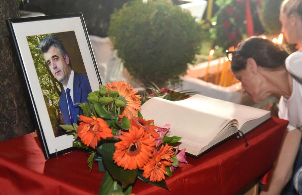 <p>Ovo je najmračnija i najsurovija noć u crnogorskoj istoriji iz koje već 22 godine gledamo ka horizontu i tražimo liniju gdje se dodiruju pravda i Crna Gora, kazao je glavni i odgovorni urednik &ldquo;Dana&rdquo; Mladen Milutinović.</p>  <p>On je to saopštio nakon što su, na mjestu gdje je ubijen Duško Jovanović, upaljene svijeće povodom 22. godišnjice od tog čina.</p>  <p>"Te linije nema. Niti je pravda još ustala i rekla neću suditi na osnovu pretpostavki, već ću naći istinu. Niti je zvanična Crna Gora ustala i rekla istina je tu", poručio je Milutinović.</p>  <p>"Istina o ubistvu Duška Jovanovića je bila ista od početka i pravdu je morala pronaći, ali ona dolazi tek kad je neko dovoljno hrabar da je potraži", dodao je.</p>  <p>On je istakao da je "osnivač istraživačkog novinarstva Alber Londr ostavio rekao da posao novinara da umoče pero u ranu".</p>  <p>"Duško je to radio, Dan to radi decenijama. Naše pero je i dalje u toj rani jer ne znamo ko je naredio ubistvo", saopštio je.</p>  <p>Novinar i nekadašnji poslanik ubijen je hicima iz automatskog oružja 27. maja 2004. godine, kada je izašao iz redakcije dnevnog lista čiji je bio vlasnik.</p>  <p>Za učešće u tom zločinu osuđen je jedino Podgoričanin Damir Mandić, kome je Apelacioni sud u aprilu 2017. godine potvrdio presudu za saučesništvo i osudio ga na 19 godina zatvora.</p>  <p>Do danas nije utvrđeno ni ko je odgovoran za to što više od dvije decenije nema ozbiljnijih rezultata u istrazi.</p>