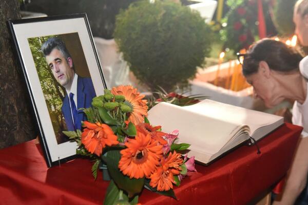 Zapaljene svijeće na mjestu ubistva Duška Jovanovića; Milutinović:...