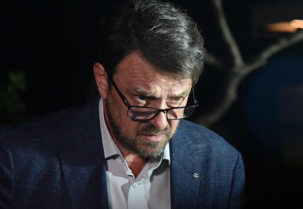 <p>"Istina o ubistvu Duška Jovanovića je bila ista od početka i pravdu je morala pronaći, ali ona dolazi tek kad je neko dovoljno hrabar da je potraži", kazao je glavni i odgovorni urednik &ldquo;Dana&rdquo; Mladen Milutinović</p>
