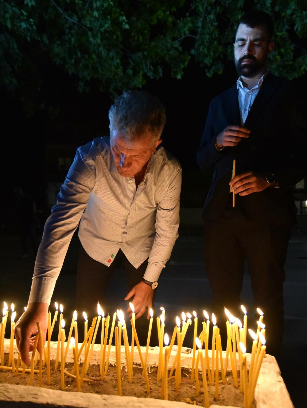 <p>Ovo je najmračnija i najsurovija noć u crnogorskoj istoriji iz koje već 22 godine gledamo ka horizontu i tražimo liniju gdje se dodiruju pravda i Crna Gora, kazao je glavni i odgovorni urednik &ldquo;Dana&rdquo; Mladen Milutinović.</p>  <p>On je to saopštio nakon što su, na mjestu gdje je ubijen Duško Jovanović, upaljene svijeće povodom 22. godišnjice od tog čina.</p>  <p>"Te linije nema. Niti je pravda još ustala i rekla neću suditi na osnovu pretpostavki, već ću naći istinu. Niti je zvanična Crna Gora ustala i rekla istina je tu", poručio je Milutinović.</p>  <p>"Istina o ubistvu Duška Jovanovića je bila ista od početka i pravdu je morala pronaći, ali ona dolazi tek kad je neko dovoljno hrabar da je potraži", dodao je.</p>  <p>On je istakao da je "osnivač istraživačkog novinarstva Alber Londr ostavio rekao da posao novinara da umoče pero u ranu".</p>  <p>"Duško je to radio, Dan to radi decenijama. Naše pero je i dalje u toj rani jer ne znamo ko je naredio ubistvo", saopštio je.</p>  <p>Novinar i nekadašnji poslanik ubijen je hicima iz automatskog oružja 27. maja 2004. godine, kada je izašao iz redakcije dnevnog lista čiji je bio vlasnik.</p>  <p>Za učešće u tom zločinu osuđen je jedino Podgoričanin Damir Mandić, kome je Apelacioni sud u aprilu 2017. godine potvrdio presudu za saučesništvo i osudio ga na 19 godina zatvora.</p>  <p>Do danas nije utvrđeno ni ko je odgovoran za to što više od dvije decenije nema ozbiljnijih rezultata u istrazi.</p>