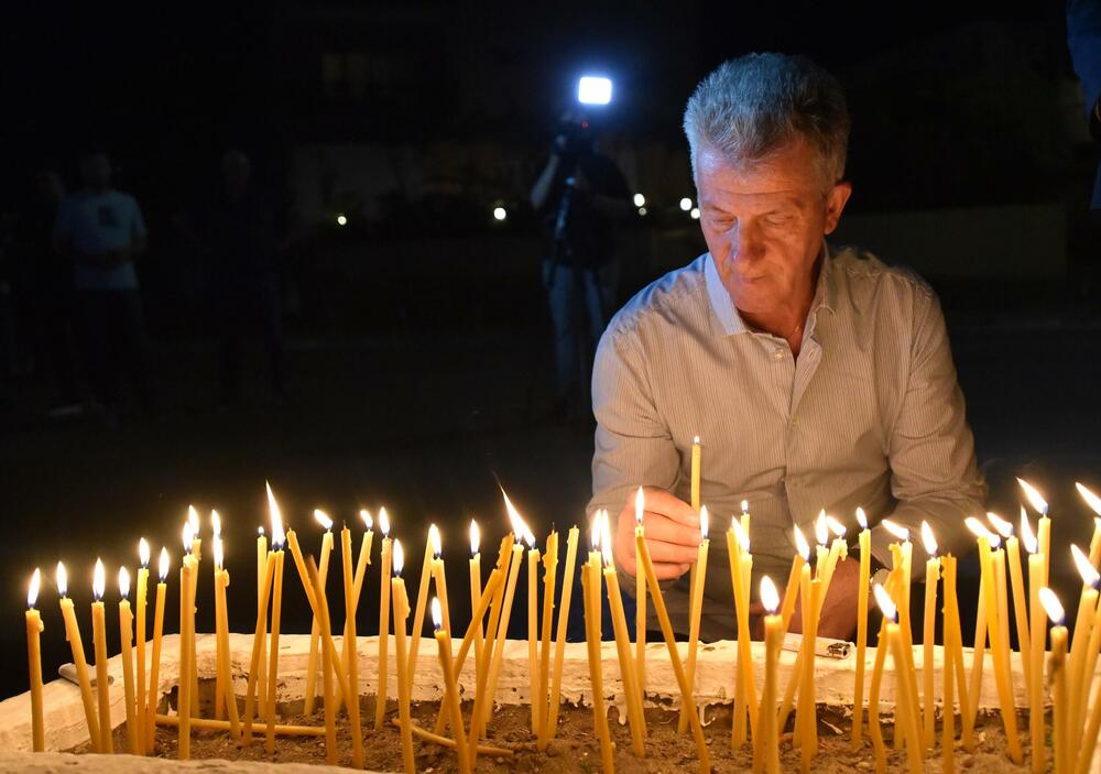 <p>Ovo je najmračnija i najsurovija noć u crnogorskoj istoriji iz koje već 22 godine gledamo ka horizontu i tražimo liniju gdje se dodiruju pravda i Crna Gora, kazao je glavni i odgovorni urednik &ldquo;Dana&rdquo; Mladen Milutinović.</p>  <p>On je to saopštio nakon što su, na mjestu gdje je ubijen Duško Jovanović, upaljene svijeće povodom 22. godišnjice od tog čina.</p>  <p>"Te linije nema. Niti je pravda još ustala i rekla neću suditi na osnovu pretpostavki, već ću naći istinu. Niti je zvanična Crna Gora ustala i rekla istina je tu", poručio je Milutinović.</p>  <p>"Istina o ubistvu Duška Jovanovića je bila ista od početka i pravdu je morala pronaći, ali ona dolazi tek kad je neko dovoljno hrabar da je potraži", dodao je.</p>  <p>On je istakao da je "osnivač istraživačkog novinarstva Alber Londr ostavio rekao da posao novinara da umoče pero u ranu".</p>  <p>"Duško je to radio, Dan to radi decenijama. Naše pero je i dalje u toj rani jer ne znamo ko je naredio ubistvo", saopštio je.</p>  <p>Novinar i nekadašnji poslanik ubijen je hicima iz automatskog oružja 27. maja 2004. godine, kada je izašao iz redakcije dnevnog lista čiji je bio vlasnik.</p>  <p>Za učešće u tom zločinu osuđen je jedino Podgoričanin Damir Mandić, kome je Apelacioni sud u aprilu 2017. godine potvrdio presudu za saučesništvo i osudio ga na 19 godina zatvora.</p>  <p>Do danas nije utvrđeno ni ko je odgovoran za to što više od dvije decenije nema ozbiljnijih rezultata u istrazi.</p>