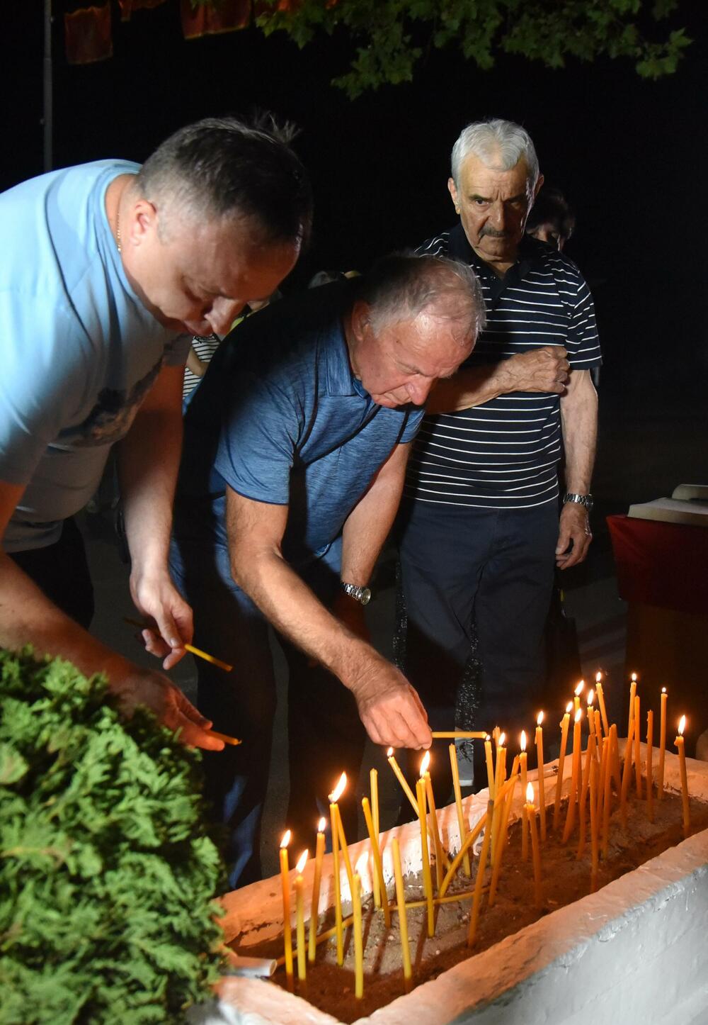 <p>Ovo je najmračnija i najsurovija noć u crnogorskoj istoriji iz koje već 22 godine gledamo ka horizontu i tražimo liniju gdje se dodiruju pravda i Crna Gora, kazao je glavni i odgovorni urednik &ldquo;Dana&rdquo; Mladen Milutinović.</p>  <p>On je to saopštio nakon što su, na mjestu gdje je ubijen Duško Jovanović, upaljene svijeće povodom 22. godišnjice od tog čina.</p>  <p>"Te linije nema. Niti je pravda još ustala i rekla neću suditi na osnovu pretpostavki, već ću naći istinu. Niti je zvanična Crna Gora ustala i rekla istina je tu", poručio je Milutinović.</p>  <p>"Istina o ubistvu Duška Jovanovića je bila ista od početka i pravdu je morala pronaći, ali ona dolazi tek kad je neko dovoljno hrabar da je potraži", dodao je.</p>  <p>On je istakao da je "osnivač istraživačkog novinarstva Alber Londr ostavio rekao da posao novinara da umoče pero u ranu".</p>  <p>"Duško je to radio, Dan to radi decenijama. Naše pero je i dalje u toj rani jer ne znamo ko je naredio ubistvo", saopštio je.</p>  <p>Novinar i nekadašnji poslanik ubijen je hicima iz automatskog oružja 27. maja 2004. godine, kada je izašao iz redakcije dnevnog lista čiji je bio vlasnik.</p>  <p>Za učešće u tom zločinu osuđen je jedino Podgoričanin Damir Mandić, kome je Apelacioni sud u aprilu 2017. godine potvrdio presudu za saučesništvo i osudio ga na 19 godina zatvora.</p>  <p>Do danas nije utvrđeno ni ko je odgovoran za to što više od dvije decenije nema ozbiljnijih rezultata u istrazi.</p>