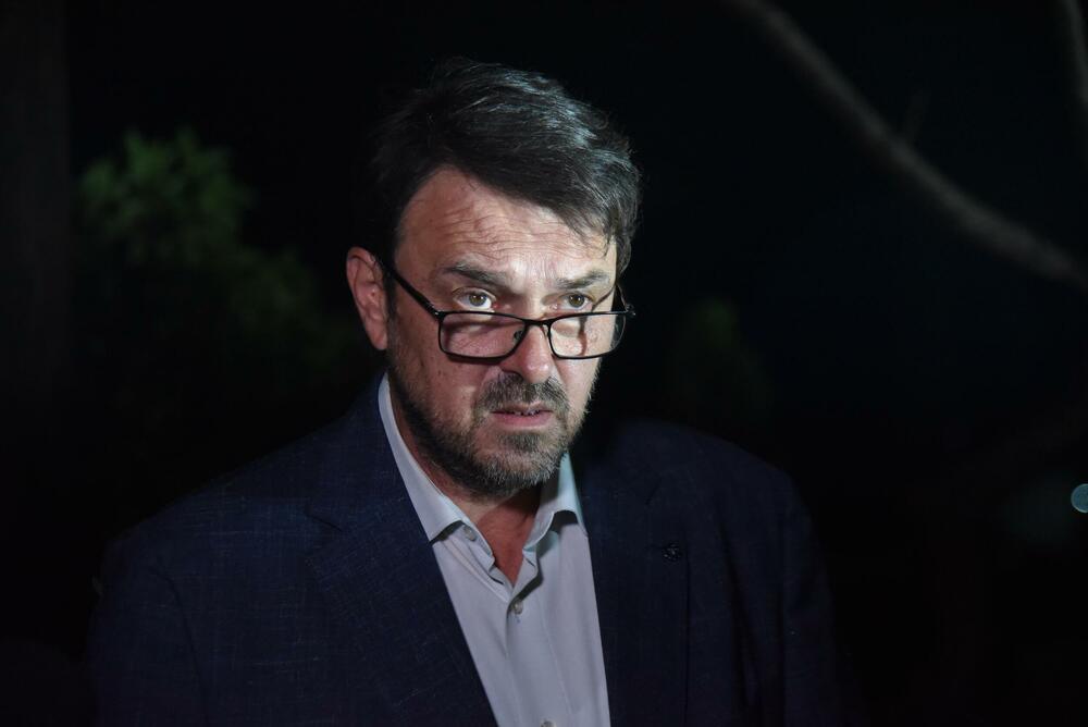 <p>Ovo je najmračnija i najsurovija noć u crnogorskoj istoriji iz koje već 22 godine gledamo ka horizontu i tražimo liniju gdje se dodiruju pravda i Crna Gora, kazao je glavni i odgovorni urednik &ldquo;Dana&rdquo; Mladen Milutinović.</p>  <p>On je to saopštio nakon što su, na mjestu gdje je ubijen Duško Jovanović, upaljene svijeće povodom 22. godišnjice od tog čina.</p>  <p>"Te linije nema. Niti je pravda još ustala i rekla neću suditi na osnovu pretpostavki, već ću naći istinu. Niti je zvanična Crna Gora ustala i rekla istina je tu", poručio je Milutinović.</p>  <p>"Istina o ubistvu Duška Jovanovića je bila ista od početka i pravdu je morala pronaći, ali ona dolazi tek kad je neko dovoljno hrabar da je potraži", dodao je.</p>  <p>On je istakao da je "osnivač istraživačkog novinarstva Alber Londr ostavio rekao da posao novinara da umoče pero u ranu".</p>  <p>"Duško je to radio, Dan to radi decenijama. Naše pero je i dalje u toj rani jer ne znamo ko je naredio ubistvo", saopštio je.</p>  <p>Novinar i nekadašnji poslanik ubijen je hicima iz automatskog oružja 27. maja 2004. godine, kada je izašao iz redakcije dnevnog lista čiji je bio vlasnik.</p>  <p>Za učešće u tom zločinu osuđen je jedino Podgoričanin Damir Mandić, kome je Apelacioni sud u aprilu 2017. godine potvrdio presudu za saučesništvo i osudio ga na 19 godina zatvora.</p>  <p>Do danas nije utvrđeno ni ko je odgovoran za to što više od dvije decenije nema ozbiljnijih rezultata u istrazi.</p>