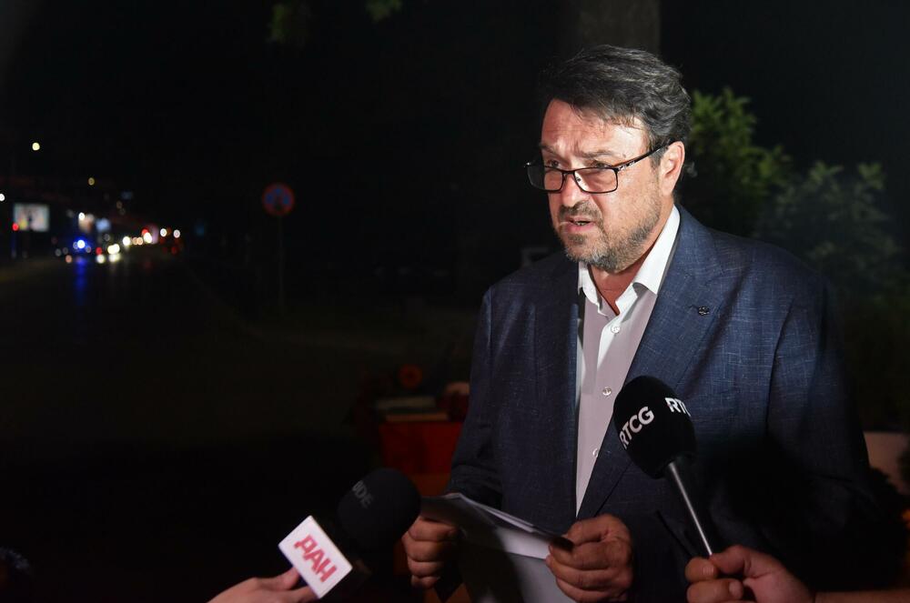<p>Ovo je najmračnija i najsurovija noć u crnogorskoj istoriji iz koje već 22 godine gledamo ka horizontu i tražimo liniju gdje se dodiruju pravda i Crna Gora, kazao je glavni i odgovorni urednik &ldquo;Dana&rdquo; Mladen Milutinović.</p>  <p>On je to saopštio nakon što su, na mjestu gdje je ubijen Duško Jovanović, upaljene svijeće povodom 22. godišnjice od tog čina.</p>  <p>"Te linije nema. Niti je pravda još ustala i rekla neću suditi na osnovu pretpostavki, već ću naći istinu. Niti je zvanična Crna Gora ustala i rekla istina je tu", poručio je Milutinović.</p>  <p>"Istina o ubistvu Duška Jovanovića je bila ista od početka i pravdu je morala pronaći, ali ona dolazi tek kad je neko dovoljno hrabar da je potraži", dodao je.</p>  <p>On je istakao da je "osnivač istraživačkog novinarstva Alber Londr ostavio rekao da posao novinara da umoče pero u ranu".</p>  <p>"Duško je to radio, Dan to radi decenijama. Naše pero je i dalje u toj rani jer ne znamo ko je naredio ubistvo", saopštio je.</p>  <p>Novinar i nekadašnji poslanik ubijen je hicima iz automatskog oružja 27. maja 2004. godine, kada je izašao iz redakcije dnevnog lista čiji je bio vlasnik.</p>  <p>Za učešće u tom zločinu osuđen je jedino Podgoričanin Damir Mandić, kome je Apelacioni sud u aprilu 2017. godine potvrdio presudu za saučesništvo i osudio ga na 19 godina zatvora.</p>  <p>Do danas nije utvrđeno ni ko je odgovoran za to što više od dvije decenije nema ozbiljnijih rezultata u istrazi.</p>