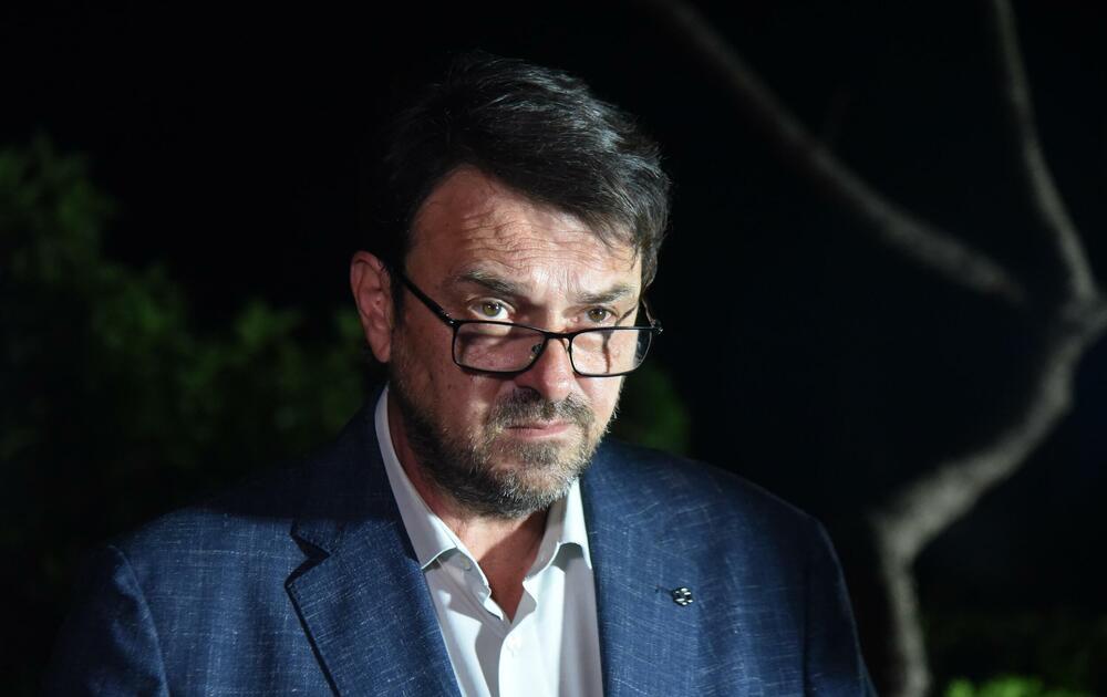 <p>Ovo je najmračnija i najsurovija noć u crnogorskoj istoriji iz koje već 22 godine gledamo ka horizontu i tražimo liniju gdje se dodiruju pravda i Crna Gora, kazao je glavni i odgovorni urednik &ldquo;Dana&rdquo; Mladen Milutinović.</p>  <p>On je to saopštio nakon što su, na mjestu gdje je ubijen Duško Jovanović, upaljene svijeće povodom 22. godišnjice od tog čina.</p>  <p>"Te linije nema. Niti je pravda još ustala i rekla neću suditi na osnovu pretpostavki, već ću naći istinu. Niti je zvanična Crna Gora ustala i rekla istina je tu", poručio je Milutinović.</p>  <p>"Istina o ubistvu Duška Jovanovića je bila ista od početka i pravdu je morala pronaći, ali ona dolazi tek kad je neko dovoljno hrabar da je potraži", dodao je.</p>  <p>On je istakao da je "osnivač istraživačkog novinarstva Alber Londr ostavio rekao da posao novinara da umoče pero u ranu".</p>  <p>"Duško je to radio, Dan to radi decenijama. Naše pero je i dalje u toj rani jer ne znamo ko je naredio ubistvo", saopštio je.</p>  <p>Novinar i nekadašnji poslanik ubijen je hicima iz automatskog oružja 27. maja 2004. godine, kada je izašao iz redakcije dnevnog lista čiji je bio vlasnik.</p>  <p>Za učešće u tom zločinu osuđen je jedino Podgoričanin Damir Mandić, kome je Apelacioni sud u aprilu 2017. godine potvrdio presudu za saučesništvo i osudio ga na 19 godina zatvora.</p>  <p>Do danas nije utvrđeno ni ko je odgovoran za to što više od dvije decenije nema ozbiljnijih rezultata u istrazi.</p>
