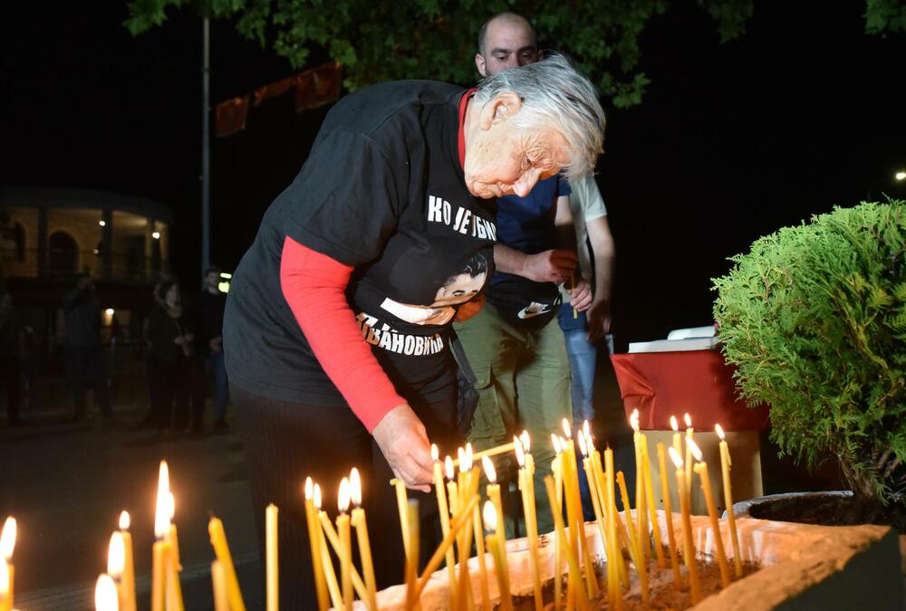 <p>Ovo je najmračnija i najsurovija noć u crnogorskoj istoriji iz koje već 22 godine gledamo ka horizontu i tražimo liniju gdje se dodiruju pravda i Crna Gora, kazao je glavni i odgovorni urednik &ldquo;Dana&rdquo; Mladen Milutinović.</p>  <p>On je to saopštio nakon što su, na mjestu gdje je ubijen Duško Jovanović, upaljene svijeće povodom 22. godišnjice od tog čina.</p>  <p>"Te linije nema. Niti je pravda još ustala i rekla neću suditi na osnovu pretpostavki, već ću naći istinu. Niti je zvanična Crna Gora ustala i rekla istina je tu", poručio je Milutinović.</p>  <p>"Istina o ubistvu Duška Jovanovića je bila ista od početka i pravdu je morala pronaći, ali ona dolazi tek kad je neko dovoljno hrabar da je potraži", dodao je.</p>  <p>On je istakao da je "osnivač istraživačkog novinarstva Alber Londr ostavio rekao da posao novinara da umoče pero u ranu".</p>  <p>"Duško je to radio, Dan to radi decenijama. Naše pero je i dalje u toj rani jer ne znamo ko je naredio ubistvo", saopštio je.</p>  <p>Novinar i nekadašnji poslanik ubijen je hicima iz automatskog oružja 27. maja 2004. godine, kada je izašao iz redakcije dnevnog lista čiji je bio vlasnik.</p>  <p>Za učešće u tom zločinu osuđen je jedino Podgoričanin Damir Mandić, kome je Apelacioni sud u aprilu 2017. godine potvrdio presudu za saučesništvo i osudio ga na 19 godina zatvora.</p>  <p>Do danas nije utvrđeno ni ko je odgovoran za to što više od dvije decenije nema ozbiljnijih rezultata u istrazi.</p>
