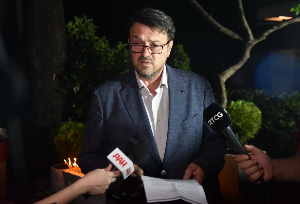 <p>Ovo je najmračnija i najsurovija noć u crnogorskoj istoriji iz koje već 22 godine gledamo ka horizontu i tražimo liniju gdje se dodiruju pravda i Crna Gora, kazao je glavni i odgovorni urednik &ldquo;Dana&rdquo; Mladen Milutinović.</p>  <p>On je to saopštio nakon što su, na mjestu gdje je ubijen Duško Jovanović, upaljene svijeće povodom 22. godišnjice od tog čina.</p>  <p>"Te linije nema. Niti je pravda još ustala i rekla neću suditi na osnovu pretpostavki, već ću naći istinu. Niti je zvanična Crna Gora ustala i rekla istina je tu", poručio je Milutinović.</p>  <p>"Istina o ubistvu Duška Jovanovića je bila ista od početka i pravdu je morala pronaći, ali ona dolazi tek kad je neko dovoljno hrabar da je potraži", dodao je.</p>  <p>On je istakao da je "osnivač istraživačkog novinarstva Alber Londr ostavio rekao da posao novinara da umoče pero u ranu".</p>  <p>"Duško je to radio, Dan to radi decenijama. Naše pero je i dalje u toj rani jer ne znamo ko je naredio ubistvo", saopštio je.</p>  <p>Novinar i nekadašnji poslanik ubijen je hicima iz automatskog oružja 27. maja 2004. godine, kada je izašao iz redakcije dnevnog lista čiji je bio vlasnik.</p>  <p>Za učešće u tom zločinu osuđen je jedino Podgoričanin Damir Mandić, kome je Apelacioni sud u aprilu 2017. godine potvrdio presudu za saučesništvo i osudio ga na 19 godina zatvora.</p>  <p>Do danas nije utvrđeno ni ko je odgovoran za to što više od dvije decenije nema ozbiljnijih rezultata u istrazi.</p>