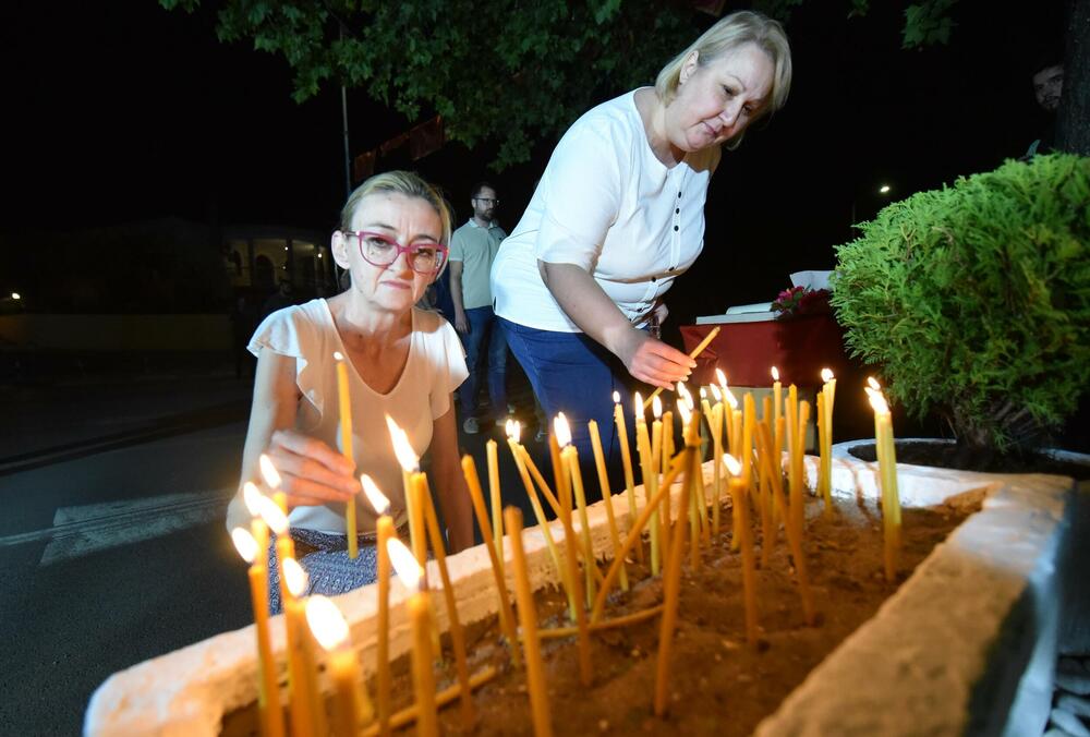 <p>Ovo je najmračnija i najsurovija noć u crnogorskoj istoriji iz koje već 22 godine gledamo ka horizontu i tražimo liniju gdje se dodiruju pravda i Crna Gora, kazao je glavni i odgovorni urednik &ldquo;Dana&rdquo; Mladen Milutinović.</p>  <p>On je to saopštio nakon što su, na mjestu gdje je ubijen Duško Jovanović, upaljene svijeće povodom 22. godišnjice od tog čina.</p>  <p>"Te linije nema. Niti je pravda još ustala i rekla neću suditi na osnovu pretpostavki, već ću naći istinu. Niti je zvanična Crna Gora ustala i rekla istina je tu", poručio je Milutinović.</p>  <p>"Istina o ubistvu Duška Jovanovića je bila ista od početka i pravdu je morala pronaći, ali ona dolazi tek kad je neko dovoljno hrabar da je potraži", dodao je.</p>  <p>On je istakao da je "osnivač istraživačkog novinarstva Alber Londr ostavio rekao da posao novinara da umoče pero u ranu".</p>  <p>"Duško je to radio, Dan to radi decenijama. Naše pero je i dalje u toj rani jer ne znamo ko je naredio ubistvo", saopštio je.</p>  <p>Novinar i nekadašnji poslanik ubijen je hicima iz automatskog oružja 27. maja 2004. godine, kada je izašao iz redakcije dnevnog lista čiji je bio vlasnik.</p>  <p>Za učešće u tom zločinu osuđen je jedino Podgoričanin Damir Mandić, kome je Apelacioni sud u aprilu 2017. godine potvrdio presudu za saučesništvo i osudio ga na 19 godina zatvora.</p>  <p>Do danas nije utvrđeno ni ko je odgovoran za to što više od dvije decenije nema ozbiljnijih rezultata u istrazi.</p>