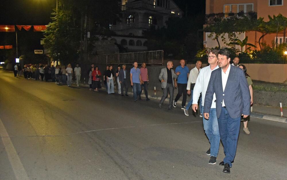 <p>Ovo je najmračnija i najsurovija noć u crnogorskoj istoriji iz koje već 22 godine gledamo ka horizontu i tražimo liniju gdje se dodiruju pravda i Crna Gora, kazao je glavni i odgovorni urednik &ldquo;Dana&rdquo; Mladen Milutinović.</p>  <p>On je to saopštio nakon što su, na mjestu gdje je ubijen Duško Jovanović, upaljene svijeće povodom 22. godišnjice od tog čina.</p>  <p>"Te linije nema. Niti je pravda još ustala i rekla neću suditi na osnovu pretpostavki, već ću naći istinu. Niti je zvanična Crna Gora ustala i rekla istina je tu", poručio je Milutinović.</p>  <p>"Istina o ubistvu Duška Jovanovića je bila ista od početka i pravdu je morala pronaći, ali ona dolazi tek kad je neko dovoljno hrabar da je potraži", dodao je.</p>  <p>On je istakao da je "osnivač istraživačkog novinarstva Alber Londr ostavio rekao da posao novinara da umoče pero u ranu".</p>  <p>"Duško je to radio, Dan to radi decenijama. Naše pero je i dalje u toj rani jer ne znamo ko je naredio ubistvo", saopštio je.</p>  <p>Novinar i nekadašnji poslanik ubijen je hicima iz automatskog oružja 27. maja 2004. godine, kada je izašao iz redakcije dnevnog lista čiji je bio vlasnik.</p>  <p>Za učešće u tom zločinu osuđen je jedino Podgoričanin Damir Mandić, kome je Apelacioni sud u aprilu 2017. godine potvrdio presudu za saučesništvo i osudio ga na 19 godina zatvora.</p>  <p>Do danas nije utvrđeno ni ko je odgovoran za to što više od dvije decenije nema ozbiljnijih rezultata u istrazi.</p>