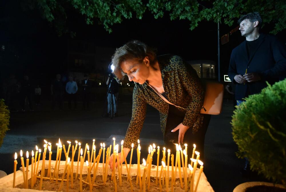 <p>Ovo je najmračnija i najsurovija noć u crnogorskoj istoriji iz koje već 22 godine gledamo ka horizontu i tražimo liniju gdje se dodiruju pravda i Crna Gora, kazao je glavni i odgovorni urednik &ldquo;Dana&rdquo; Mladen Milutinović.</p>  <p>On je to saopštio nakon što su, na mjestu gdje je ubijen Duško Jovanović, upaljene svijeće povodom 22. godišnjice od tog čina.</p>  <p>"Te linije nema. Niti je pravda još ustala i rekla neću suditi na osnovu pretpostavki, već ću naći istinu. Niti je zvanična Crna Gora ustala i rekla istina je tu", poručio je Milutinović.</p>  <p>"Istina o ubistvu Duška Jovanovića je bila ista od početka i pravdu je morala pronaći, ali ona dolazi tek kad je neko dovoljno hrabar da je potraži", dodao je.</p>  <p>On je istakao da je "osnivač istraživačkog novinarstva Alber Londr ostavio rekao da posao novinara da umoče pero u ranu".</p>  <p>"Duško je to radio, Dan to radi decenijama. Naše pero je i dalje u toj rani jer ne znamo ko je naredio ubistvo", saopštio je.</p>  <p>Novinar i nekadašnji poslanik ubijen je hicima iz automatskog oružja 27. maja 2004. godine, kada je izašao iz redakcije dnevnog lista čiji je bio vlasnik.</p>  <p>Za učešće u tom zločinu osuđen je jedino Podgoričanin Damir Mandić, kome je Apelacioni sud u aprilu 2017. godine potvrdio presudu za saučesništvo i osudio ga na 19 godina zatvora.</p>  <p>Do danas nije utvrđeno ni ko je odgovoran za to što više od dvije decenije nema ozbiljnijih rezultata u istrazi.</p>