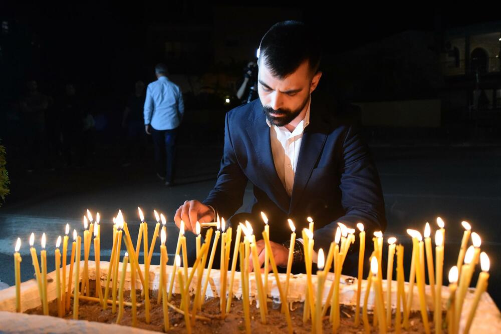 <p>Ovo je najmračnija i najsurovija noć u crnogorskoj istoriji iz koje već 22 godine gledamo ka horizontu i tražimo liniju gdje se dodiruju pravda i Crna Gora, kazao je glavni i odgovorni urednik &ldquo;Dana&rdquo; Mladen Milutinović.</p>  <p>On je to saopštio nakon što su, na mjestu gdje je ubijen Duško Jovanović, upaljene svijeće povodom 22. godišnjice od tog čina.</p>  <p>"Te linije nema. Niti je pravda još ustala i rekla neću suditi na osnovu pretpostavki, već ću naći istinu. Niti je zvanična Crna Gora ustala i rekla istina je tu", poručio je Milutinović.</p>  <p>"Istina o ubistvu Duška Jovanovića je bila ista od početka i pravdu je morala pronaći, ali ona dolazi tek kad je neko dovoljno hrabar da je potraži", dodao je.</p>  <p>On je istakao da je "osnivač istraživačkog novinarstva Alber Londr ostavio rekao da posao novinara da umoče pero u ranu".</p>  <p>"Duško je to radio, Dan to radi decenijama. Naše pero je i dalje u toj rani jer ne znamo ko je naredio ubistvo", saopštio je.</p>  <p>Novinar i nekadašnji poslanik ubijen je hicima iz automatskog oružja 27. maja 2004. godine, kada je izašao iz redakcije dnevnog lista čiji je bio vlasnik.</p>  <p>Za učešće u tom zločinu osuđen je jedino Podgoričanin Damir Mandić, kome je Apelacioni sud u aprilu 2017. godine potvrdio presudu za saučesništvo i osudio ga na 19 godina zatvora.</p>  <p>Do danas nije utvrđeno ni ko je odgovoran za to što više od dvije decenije nema ozbiljnijih rezultata u istrazi.</p>
