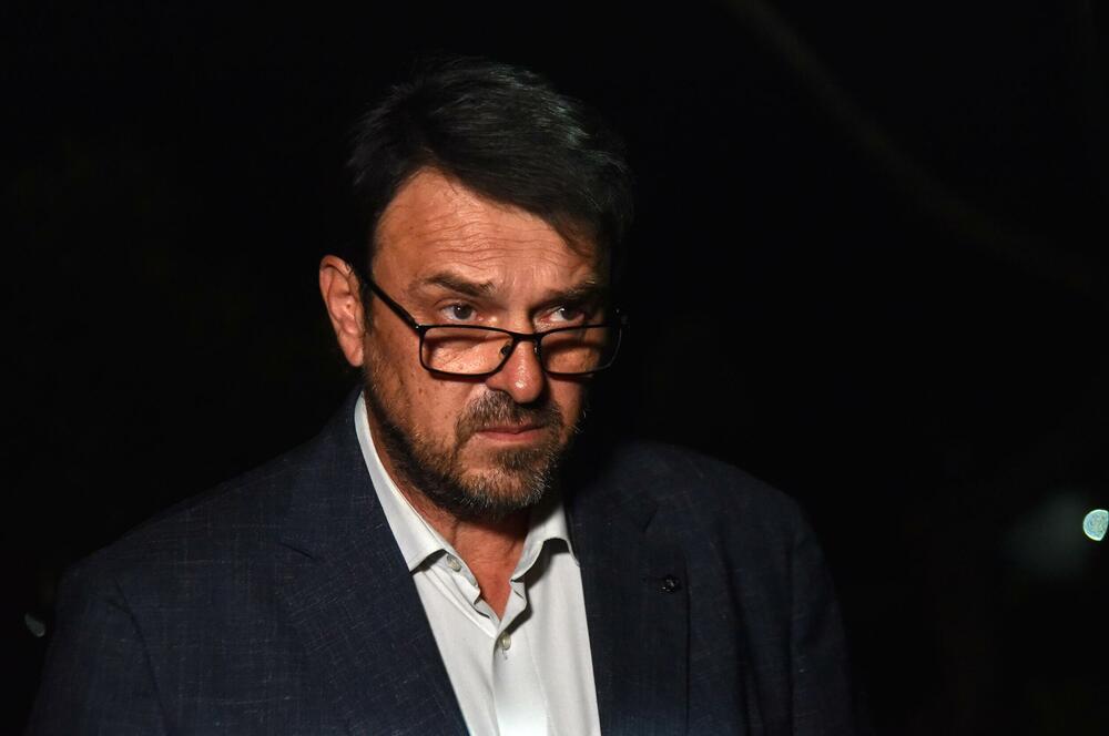 <p>Ovo je najmračnija i najsurovija noć u crnogorskoj istoriji iz koje već 22 godine gledamo ka horizontu i tražimo liniju gdje se dodiruju pravda i Crna Gora, kazao je glavni i odgovorni urednik &ldquo;Dana&rdquo; Mladen Milutinović.</p>  <p>On je to saopštio nakon što su, na mjestu gdje je ubijen Duško Jovanović, upaljene svijeće povodom 22. godišnjice od tog čina.</p>  <p>"Te linije nema. Niti je pravda još ustala i rekla neću suditi na osnovu pretpostavki, već ću naći istinu. Niti je zvanična Crna Gora ustala i rekla istina je tu", poručio je Milutinović.</p>  <p>"Istina o ubistvu Duška Jovanovića je bila ista od početka i pravdu je morala pronaći, ali ona dolazi tek kad je neko dovoljno hrabar da je potraži", dodao je.</p>  <p>On je istakao da je "osnivač istraživačkog novinarstva Alber Londr ostavio rekao da posao novinara da umoče pero u ranu".</p>  <p>"Duško je to radio, Dan to radi decenijama. Naše pero je i dalje u toj rani jer ne znamo ko je naredio ubistvo", saopštio je.</p>  <p>Novinar i nekadašnji poslanik ubijen je hicima iz automatskog oružja 27. maja 2004. godine, kada je izašao iz redakcije dnevnog lista čiji je bio vlasnik.</p>  <p>Za učešće u tom zločinu osuđen je jedino Podgoričanin Damir Mandić, kome je Apelacioni sud u aprilu 2017. godine potvrdio presudu za saučesništvo i osudio ga na 19 godina zatvora.</p>  <p>Do danas nije utvrđeno ni ko je odgovoran za to što više od dvije decenije nema ozbiljnijih rezultata u istrazi.</p>
