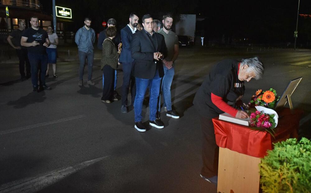 <p>Ovo je najmračnija i najsurovija noć u crnogorskoj istoriji iz koje već 22 godine gledamo ka horizontu i tražimo liniju gdje se dodiruju pravda i Crna Gora, kazao je glavni i odgovorni urednik &ldquo;Dana&rdquo; Mladen Milutinović.</p>  <p>On je to saopštio nakon što su, na mjestu gdje je ubijen Duško Jovanović, upaljene svijeće povodom 22. godišnjice od tog čina.</p>  <p>"Te linije nema. Niti je pravda još ustala i rekla neću suditi na osnovu pretpostavki, već ću naći istinu. Niti je zvanična Crna Gora ustala i rekla istina je tu", poručio je Milutinović.</p>  <p>"Istina o ubistvu Duška Jovanovića je bila ista od početka i pravdu je morala pronaći, ali ona dolazi tek kad je neko dovoljno hrabar da je potraži", dodao je.</p>  <p>On je istakao da je "osnivač istraživačkog novinarstva Alber Londr ostavio rekao da posao novinara da umoče pero u ranu".</p>  <p>"Duško je to radio, Dan to radi decenijama. Naše pero je i dalje u toj rani jer ne znamo ko je naredio ubistvo", saopštio je.</p>  <p>Novinar i nekadašnji poslanik ubijen je hicima iz automatskog oružja 27. maja 2004. godine, kada je izašao iz redakcije dnevnog lista čiji je bio vlasnik.</p>  <p>Za učešće u tom zločinu osuđen je jedino Podgoričanin Damir Mandić, kome je Apelacioni sud u aprilu 2017. godine potvrdio presudu za saučesništvo i osudio ga na 19 godina zatvora.</p>  <p>Do danas nije utvrđeno ni ko je odgovoran za to što više od dvije decenije nema ozbiljnijih rezultata u istrazi.</p>
