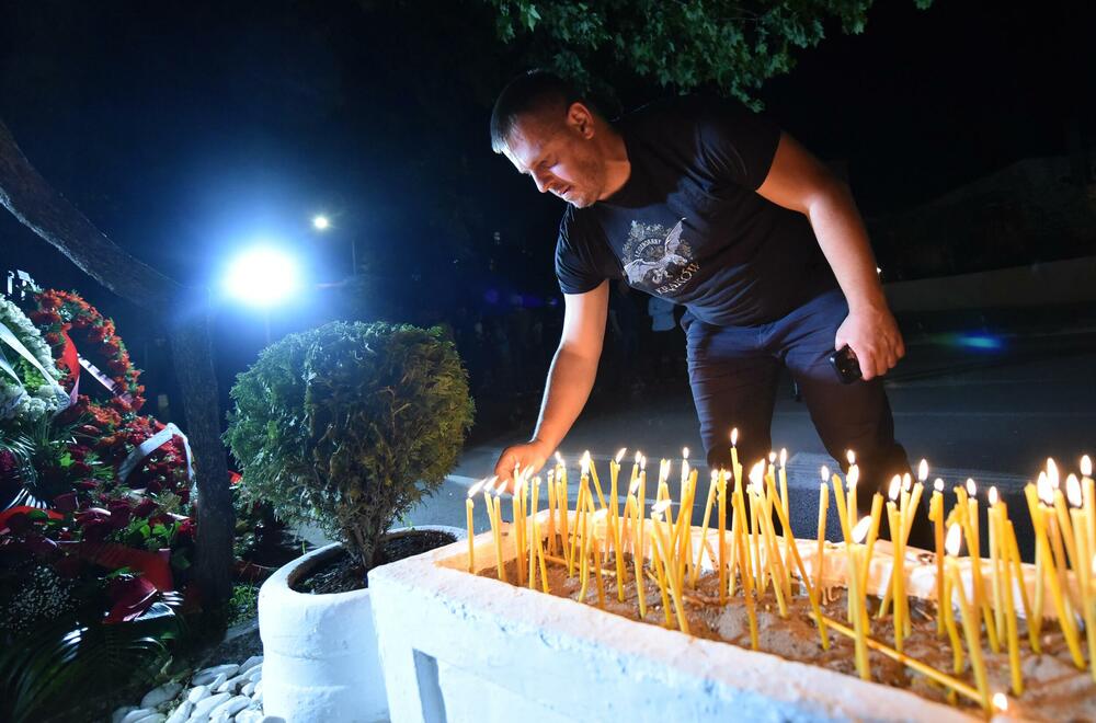 <p>Ovo je najmračnija i najsurovija noć u crnogorskoj istoriji iz koje već 22 godine gledamo ka horizontu i tražimo liniju gdje se dodiruju pravda i Crna Gora, kazao je glavni i odgovorni urednik &ldquo;Dana&rdquo; Mladen Milutinović.</p>  <p>On je to saopštio nakon što su, na mjestu gdje je ubijen Duško Jovanović, upaljene svijeće povodom 22. godišnjice od tog čina.</p>  <p>"Te linije nema. Niti je pravda još ustala i rekla neću suditi na osnovu pretpostavki, već ću naći istinu. Niti je zvanična Crna Gora ustala i rekla istina je tu", poručio je Milutinović.</p>  <p>"Istina o ubistvu Duška Jovanovića je bila ista od početka i pravdu je morala pronaći, ali ona dolazi tek kad je neko dovoljno hrabar da je potraži", dodao je.</p>  <p>On je istakao da je "osnivač istraživačkog novinarstva Alber Londr ostavio rekao da posao novinara da umoče pero u ranu".</p>  <p>"Duško je to radio, Dan to radi decenijama. Naše pero je i dalje u toj rani jer ne znamo ko je naredio ubistvo", saopštio je.</p>  <p>Novinar i nekadašnji poslanik ubijen je hicima iz automatskog oružja 27. maja 2004. godine, kada je izašao iz redakcije dnevnog lista čiji je bio vlasnik.</p>  <p>Za učešće u tom zločinu osuđen je jedino Podgoričanin Damir Mandić, kome je Apelacioni sud u aprilu 2017. godine potvrdio presudu za saučesništvo i osudio ga na 19 godina zatvora.</p>  <p>Do danas nije utvrđeno ni ko je odgovoran za to što više od dvije decenije nema ozbiljnijih rezultata u istrazi.</p>