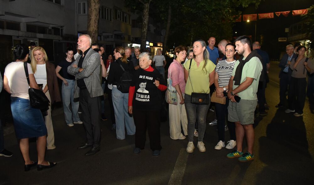 <p>Ovo je najmračnija i najsurovija noć u crnogorskoj istoriji iz koje već 22 godine gledamo ka horizontu i tražimo liniju gdje se dodiruju pravda i Crna Gora, kazao je glavni i odgovorni urednik &ldquo;Dana&rdquo; Mladen Milutinović.</p>  <p>On je to saopštio nakon što su, na mjestu gdje je ubijen Duško Jovanović, upaljene svijeće povodom 22. godišnjice od tog čina.</p>  <p>"Te linije nema. Niti je pravda još ustala i rekla neću suditi na osnovu pretpostavki, već ću naći istinu. Niti je zvanična Crna Gora ustala i rekla istina je tu", poručio je Milutinović.</p>  <p>"Istina o ubistvu Duška Jovanovića je bila ista od početka i pravdu je morala pronaći, ali ona dolazi tek kad je neko dovoljno hrabar da je potraži", dodao je.</p>  <p>On je istakao da je "osnivač istraživačkog novinarstva Alber Londr ostavio rekao da posao novinara da umoče pero u ranu".</p>  <p>"Duško je to radio, Dan to radi decenijama. Naše pero je i dalje u toj rani jer ne znamo ko je naredio ubistvo", saopštio je.</p>  <p>Novinar i nekadašnji poslanik ubijen je hicima iz automatskog oružja 27. maja 2004. godine, kada je izašao iz redakcije dnevnog lista čiji je bio vlasnik.</p>  <p>Za učešće u tom zločinu osuđen je jedino Podgoričanin Damir Mandić, kome je Apelacioni sud u aprilu 2017. godine potvrdio presudu za saučesništvo i osudio ga na 19 godina zatvora.</p>  <p>Do danas nije utvrđeno ni ko je odgovoran za to što više od dvije decenije nema ozbiljnijih rezultata u istrazi.</p>