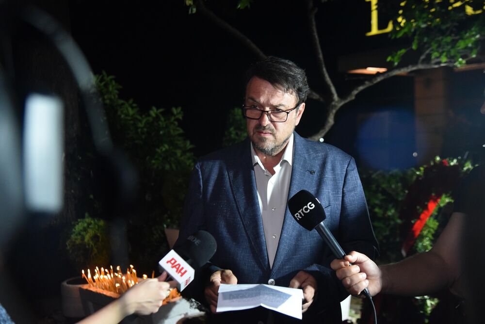 <p>Ovo je najmračnija i najsurovija noć u crnogorskoj istoriji iz koje već 22 godine gledamo ka horizontu i tražimo liniju gdje se dodiruju pravda i Crna Gora, kazao je glavni i odgovorni urednik &ldquo;Dana&rdquo; Mladen Milutinović.</p>  <p>On je to saopštio nakon što su, na mjestu gdje je ubijen Duško Jovanović, upaljene svijeće povodom 22. godišnjice od tog čina.</p>  <p>"Te linije nema. Niti je pravda još ustala i rekla neću suditi na osnovu pretpostavki, već ću naći istinu. Niti je zvanična Crna Gora ustala i rekla istina je tu", poručio je Milutinović.</p>  <p>"Istina o ubistvu Duška Jovanovića je bila ista od početka i pravdu je morala pronaći, ali ona dolazi tek kad je neko dovoljno hrabar da je potraži", dodao je.</p>  <p>On je istakao da je "osnivač istraživačkog novinarstva Alber Londr ostavio rekao da posao novinara da umoče pero u ranu".</p>  <p>"Duško je to radio, Dan to radi decenijama. Naše pero je i dalje u toj rani jer ne znamo ko je naredio ubistvo", saopštio je.</p>  <p>Novinar i nekadašnji poslanik ubijen je hicima iz automatskog oružja 27. maja 2004. godine, kada je izašao iz redakcije dnevnog lista čiji je bio vlasnik.</p>  <p>Za učešće u tom zločinu osuđen je jedino Podgoričanin Damir Mandić, kome je Apelacioni sud u aprilu 2017. godine potvrdio presudu za saučesništvo i osudio ga na 19 godina zatvora.</p>  <p>Do danas nije utvrđeno ni ko je odgovoran za to što više od dvije decenije nema ozbiljnijih rezultata u istrazi.</p>