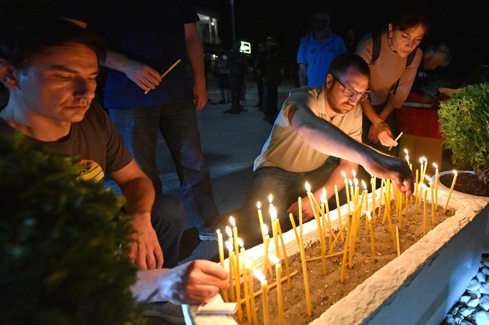 <p>Ovo je najmračnija i najsurovija noć u crnogorskoj istoriji iz koje već 22 godine gledamo ka horizontu i tražimo liniju gdje se dodiruju pravda i Crna Gora, kazao je glavni i odgovorni urednik &ldquo;Dana&rdquo; Mladen Milutinović.</p>  <p>On je to saopštio nakon što su, na mjestu gdje je ubijen Duško Jovanović, upaljene svijeće povodom 22. godišnjice od tog čina.</p>  <p>"Te linije nema. Niti je pravda još ustala i rekla neću suditi na osnovu pretpostavki, već ću naći istinu. Niti je zvanična Crna Gora ustala i rekla istina je tu", poručio je Milutinović.</p>  <p>"Istina o ubistvu Duška Jovanovića je bila ista od početka i pravdu je morala pronaći, ali ona dolazi tek kad je neko dovoljno hrabar da je potraži", dodao je.</p>  <p>On je istakao da je "osnivač istraživačkog novinarstva Alber Londr ostavio rekao da posao novinara da umoče pero u ranu".</p>  <p>"Duško je to radio, Dan to radi decenijama. Naše pero je i dalje u toj rani jer ne znamo ko je naredio ubistvo", saopštio je.</p>  <p>Novinar i nekadašnji poslanik ubijen je hicima iz automatskog oružja 27. maja 2004. godine, kada je izašao iz redakcije dnevnog lista čiji je bio vlasnik.</p>  <p>Za učešće u tom zločinu osuđen je jedino Podgoričanin Damir Mandić, kome je Apelacioni sud u aprilu 2017. godine potvrdio presudu za saučesništvo i osudio ga na 19 godina zatvora.</p>  <p>Do danas nije utvrđeno ni ko je odgovoran za to što više od dvije decenije nema ozbiljnijih rezultata u istrazi.</p>