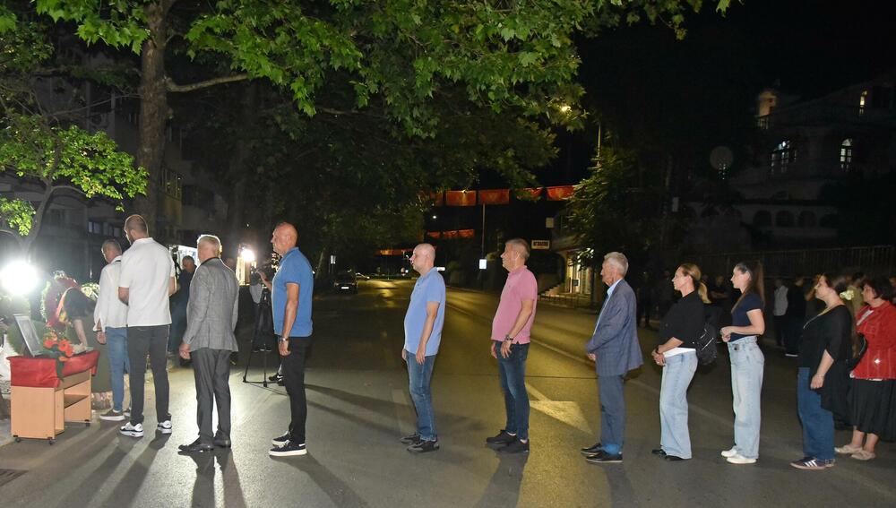 <p>Ovo je najmračnija i najsurovija noć u crnogorskoj istoriji iz koje već 22 godine gledamo ka horizontu i tražimo liniju gdje se dodiruju pravda i Crna Gora, kazao je glavni i odgovorni urednik &ldquo;Dana&rdquo; Mladen Milutinović.</p>  <p>On je to saopštio nakon što su, na mjestu gdje je ubijen Duško Jovanović, upaljene svijeće povodom 22. godišnjice od tog čina.</p>  <p>"Te linije nema. Niti je pravda još ustala i rekla neću suditi na osnovu pretpostavki, već ću naći istinu. Niti je zvanična Crna Gora ustala i rekla istina je tu", poručio je Milutinović.</p>  <p>"Istina o ubistvu Duška Jovanovića je bila ista od početka i pravdu je morala pronaći, ali ona dolazi tek kad je neko dovoljno hrabar da je potraži", dodao je.</p>  <p>On je istakao da je "osnivač istraživačkog novinarstva Alber Londr ostavio rekao da posao novinara da umoče pero u ranu".</p>  <p>"Duško je to radio, Dan to radi decenijama. Naše pero je i dalje u toj rani jer ne znamo ko je naredio ubistvo", saopštio je.</p>  <p>Novinar i nekadašnji poslanik ubijen je hicima iz automatskog oružja 27. maja 2004. godine, kada je izašao iz redakcije dnevnog lista čiji je bio vlasnik.</p>  <p>Za učešće u tom zločinu osuđen je jedino Podgoričanin Damir Mandić, kome je Apelacioni sud u aprilu 2017. godine potvrdio presudu za saučesništvo i osudio ga na 19 godina zatvora.</p>  <p>Do danas nije utvrđeno ni ko je odgovoran za to što više od dvije decenije nema ozbiljnijih rezultata u istrazi.</p>