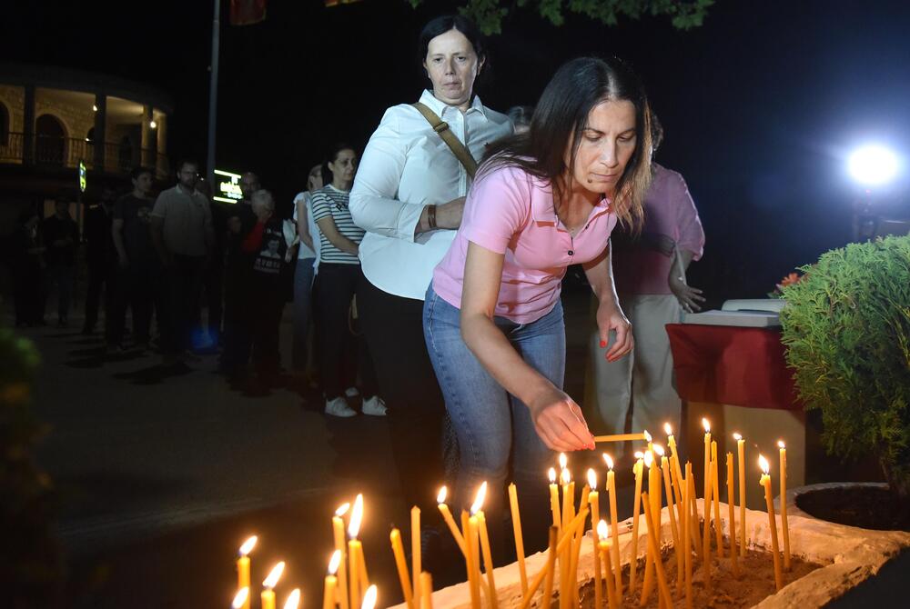 <p>Ovo je najmračnija i najsurovija noć u crnogorskoj istoriji iz koje već 22 godine gledamo ka horizontu i tražimo liniju gdje se dodiruju pravda i Crna Gora, kazao je glavni i odgovorni urednik &ldquo;Dana&rdquo; Mladen Milutinović.</p>  <p>On je to saopštio nakon što su, na mjestu gdje je ubijen Duško Jovanović, upaljene svijeće povodom 22. godišnjice od tog čina.</p>  <p>"Te linije nema. Niti je pravda još ustala i rekla neću suditi na osnovu pretpostavki, već ću naći istinu. Niti je zvanična Crna Gora ustala i rekla istina je tu", poručio je Milutinović.</p>  <p>"Istina o ubistvu Duška Jovanovića je bila ista od početka i pravdu je morala pronaći, ali ona dolazi tek kad je neko dovoljno hrabar da je potraži", dodao je.</p>  <p>On je istakao da je "osnivač istraživačkog novinarstva Alber Londr ostavio rekao da posao novinara da umoče pero u ranu".</p>  <p>"Duško je to radio, Dan to radi decenijama. Naše pero je i dalje u toj rani jer ne znamo ko je naredio ubistvo", saopštio je.</p>  <p>Novinar i nekadašnji poslanik ubijen je hicima iz automatskog oružja 27. maja 2004. godine, kada je izašao iz redakcije dnevnog lista čiji je bio vlasnik.</p>  <p>Za učešće u tom zločinu osuđen je jedino Podgoričanin Damir Mandić, kome je Apelacioni sud u aprilu 2017. godine potvrdio presudu za saučesništvo i osudio ga na 19 godina zatvora.</p>  <p>Do danas nije utvrđeno ni ko je odgovoran za to što više od dvije decenije nema ozbiljnijih rezultata u istrazi.</p>