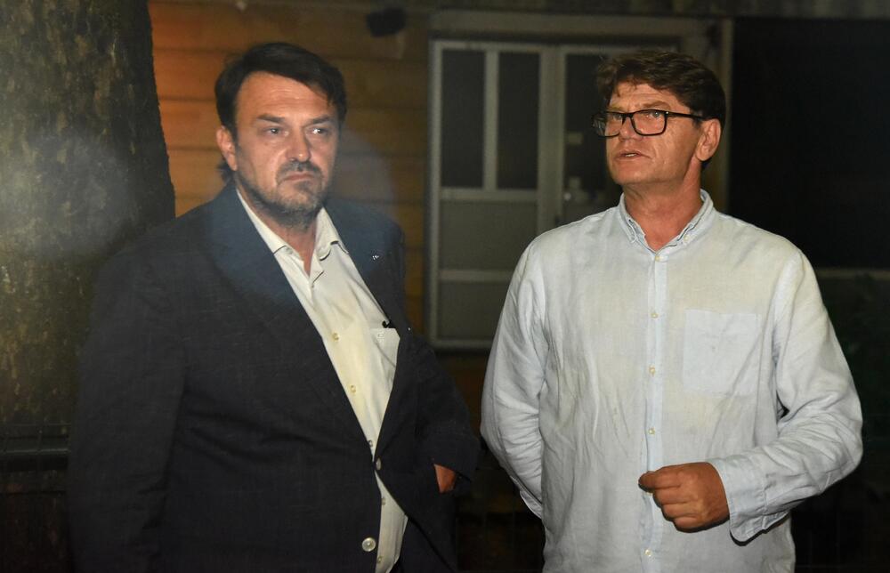 <p>Ovo je najmračnija i najsurovija noć u crnogorskoj istoriji iz koje već 22 godine gledamo ka horizontu i tražimo liniju gdje se dodiruju pravda i Crna Gora, kazao je glavni i odgovorni urednik &ldquo;Dana&rdquo; Mladen Milutinović.</p>  <p>On je to saopštio nakon što su, na mjestu gdje je ubijen Duško Jovanović, upaljene svijeće povodom 22. godišnjice od tog čina.</p>  <p>"Te linije nema. Niti je pravda još ustala i rekla neću suditi na osnovu pretpostavki, već ću naći istinu. Niti je zvanična Crna Gora ustala i rekla istina je tu", poručio je Milutinović.</p>  <p>"Istina o ubistvu Duška Jovanovića je bila ista od početka i pravdu je morala pronaći, ali ona dolazi tek kad je neko dovoljno hrabar da je potraži", dodao je.</p>  <p>On je istakao da je "osnivač istraživačkog novinarstva Alber Londr ostavio rekao da posao novinara da umoče pero u ranu".</p>  <p>"Duško je to radio, Dan to radi decenijama. Naše pero je i dalje u toj rani jer ne znamo ko je naredio ubistvo", saopštio je.</p>  <p>Novinar i nekadašnji poslanik ubijen je hicima iz automatskog oružja 27. maja 2004. godine, kada je izašao iz redakcije dnevnog lista čiji je bio vlasnik.</p>  <p>Za učešće u tom zločinu osuđen je jedino Podgoričanin Damir Mandić, kome je Apelacioni sud u aprilu 2017. godine potvrdio presudu za saučesništvo i osudio ga na 19 godina zatvora.</p>  <p>Do danas nije utvrđeno ni ko je odgovoran za to što više od dvije decenije nema ozbiljnijih rezultata u istrazi.</p>