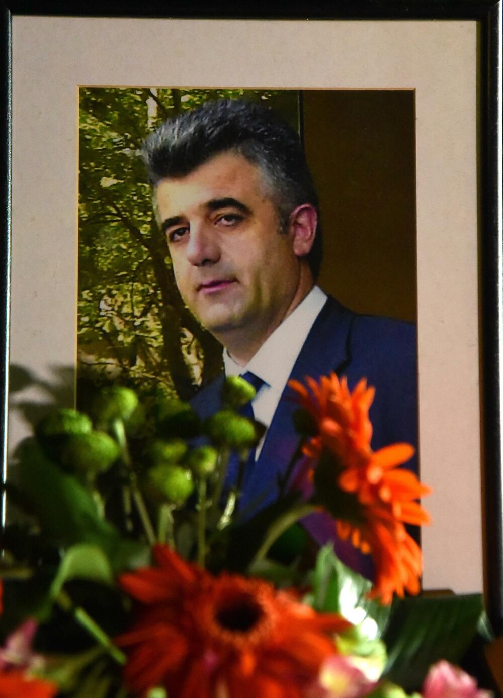<p>Ovo je najmračnija i najsurovija noć u crnogorskoj istoriji iz koje već 22 godine gledamo ka horizontu i tražimo liniju gdje se dodiruju pravda i Crna Gora, kazao je glavni i odgovorni urednik &ldquo;Dana&rdquo; Mladen Milutinović.</p>  <p>On je to saopštio nakon što su, na mjestu gdje je ubijen Duško Jovanović, upaljene svijeće povodom 22. godišnjice od tog čina.</p>  <p>"Te linije nema. Niti je pravda još ustala i rekla neću suditi na osnovu pretpostavki, već ću naći istinu. Niti je zvanična Crna Gora ustala i rekla istina je tu", poručio je Milutinović.</p>  <p>"Istina o ubistvu Duška Jovanovića je bila ista od početka i pravdu je morala pronaći, ali ona dolazi tek kad je neko dovoljno hrabar da je potraži", dodao je.</p>  <p>On je istakao da je "osnivač istraživačkog novinarstva Alber Londr ostavio rekao da posao novinara da umoče pero u ranu".</p>  <p>"Duško je to radio, Dan to radi decenijama. Naše pero je i dalje u toj rani jer ne znamo ko je naredio ubistvo", saopštio je.</p>  <p>Novinar i nekadašnji poslanik ubijen je hicima iz automatskog oružja 27. maja 2004. godine, kada je izašao iz redakcije dnevnog lista čiji je bio vlasnik.</p>  <p>Za učešće u tom zločinu osuđen je jedino Podgoričanin Damir Mandić, kome je Apelacioni sud u aprilu 2017. godine potvrdio presudu za saučesništvo i osudio ga na 19 godina zatvora.</p>  <p>Do danas nije utvrđeno ni ko je odgovoran za to što više od dvije decenije nema ozbiljnijih rezultata u istrazi.</p>