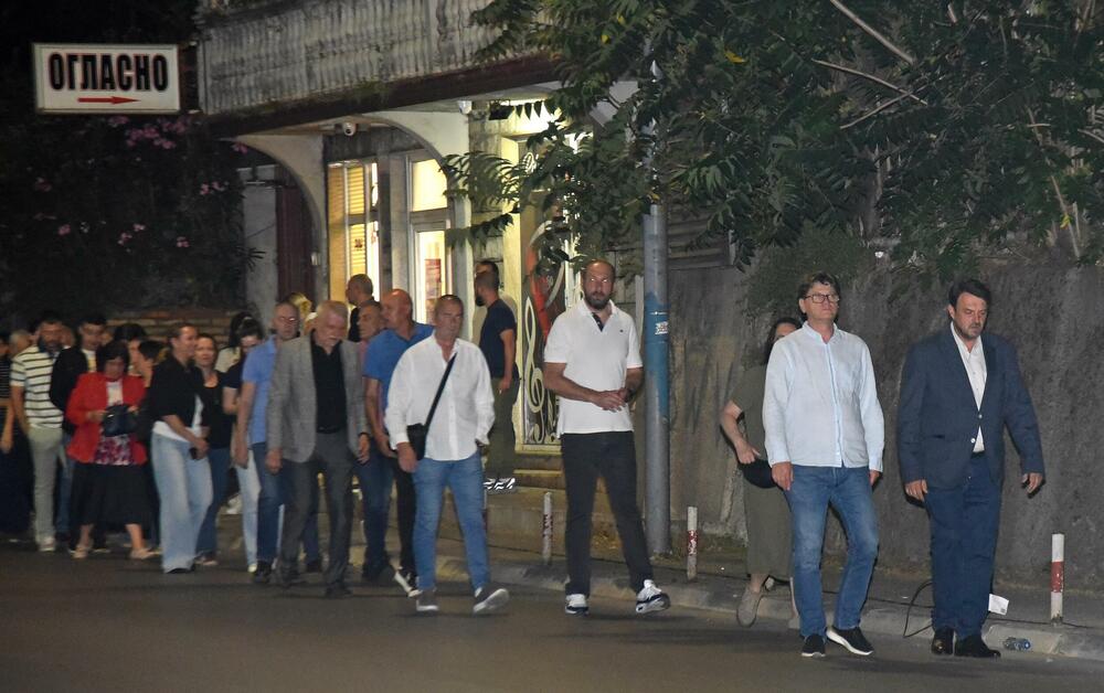 <p>Ovo je najmračnija i najsurovija noć u crnogorskoj istoriji iz koje već 22 godine gledamo ka horizontu i tražimo liniju gdje se dodiruju pravda i Crna Gora, kazao je glavni i odgovorni urednik &ldquo;Dana&rdquo; Mladen Milutinović.</p>  <p>On je to saopštio nakon što su, na mjestu gdje je ubijen Duško Jovanović, upaljene svijeće povodom 22. godišnjice od tog čina.</p>  <p>"Te linije nema. Niti je pravda još ustala i rekla neću suditi na osnovu pretpostavki, već ću naći istinu. Niti je zvanična Crna Gora ustala i rekla istina je tu", poručio je Milutinović.</p>  <p>"Istina o ubistvu Duška Jovanovića je bila ista od početka i pravdu je morala pronaći, ali ona dolazi tek kad je neko dovoljno hrabar da je potraži", dodao je.</p>  <p>On je istakao da je "osnivač istraživačkog novinarstva Alber Londr ostavio rekao da posao novinara da umoče pero u ranu".</p>  <p>"Duško je to radio, Dan to radi decenijama. Naše pero je i dalje u toj rani jer ne znamo ko je naredio ubistvo", saopštio je.</p>  <p>Novinar i nekadašnji poslanik ubijen je hicima iz automatskog oružja 27. maja 2004. godine, kada je izašao iz redakcije dnevnog lista čiji je bio vlasnik.</p>  <p>Za učešće u tom zločinu osuđen je jedino Podgoričanin Damir Mandić, kome je Apelacioni sud u aprilu 2017. godine potvrdio presudu za saučesništvo i osudio ga na 19 godina zatvora.</p>  <p>Do danas nije utvrđeno ni ko je odgovoran za to što više od dvije decenije nema ozbiljnijih rezultata u istrazi.</p>